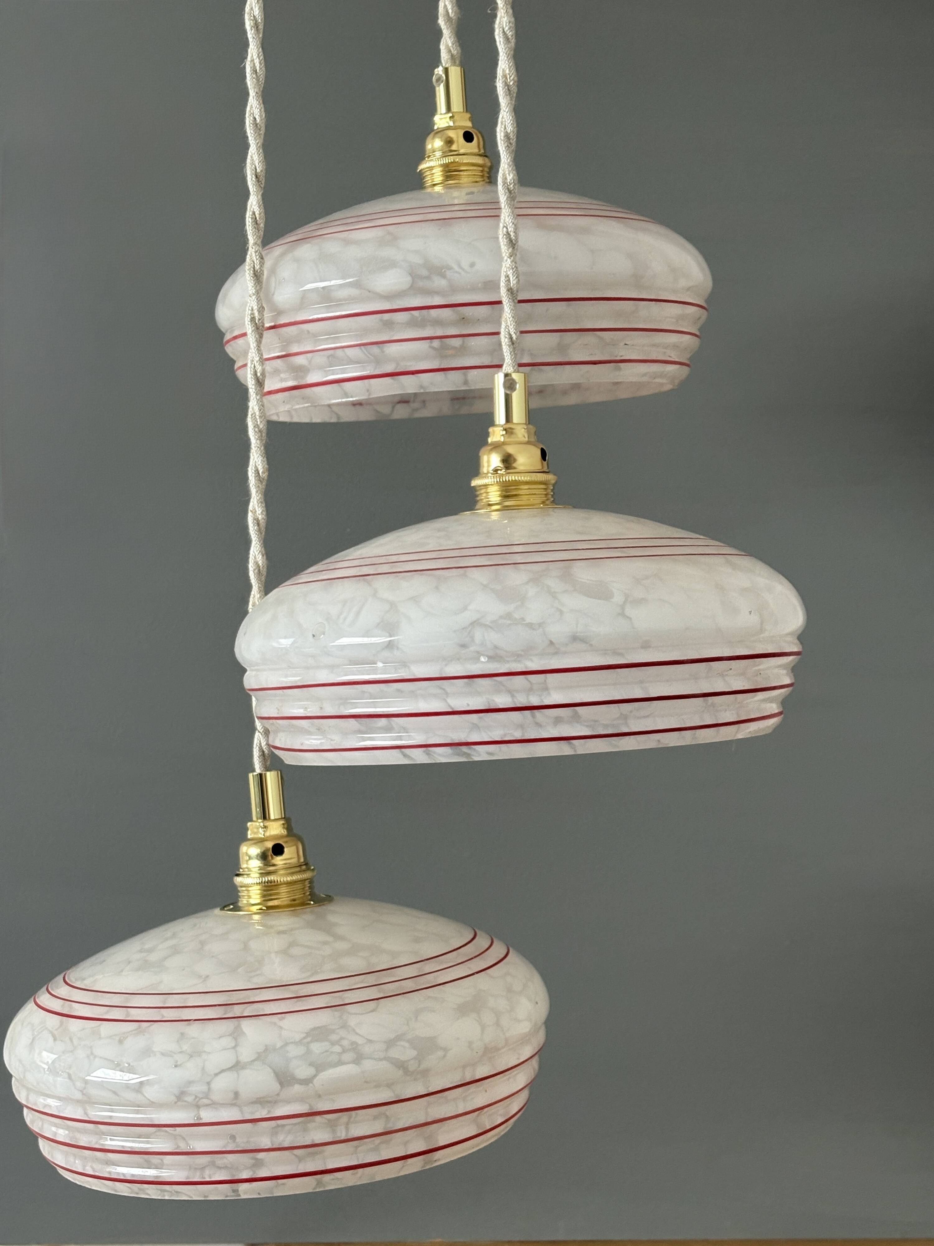 Vintage triple suspension lampshade in Clichy glass, white and red.