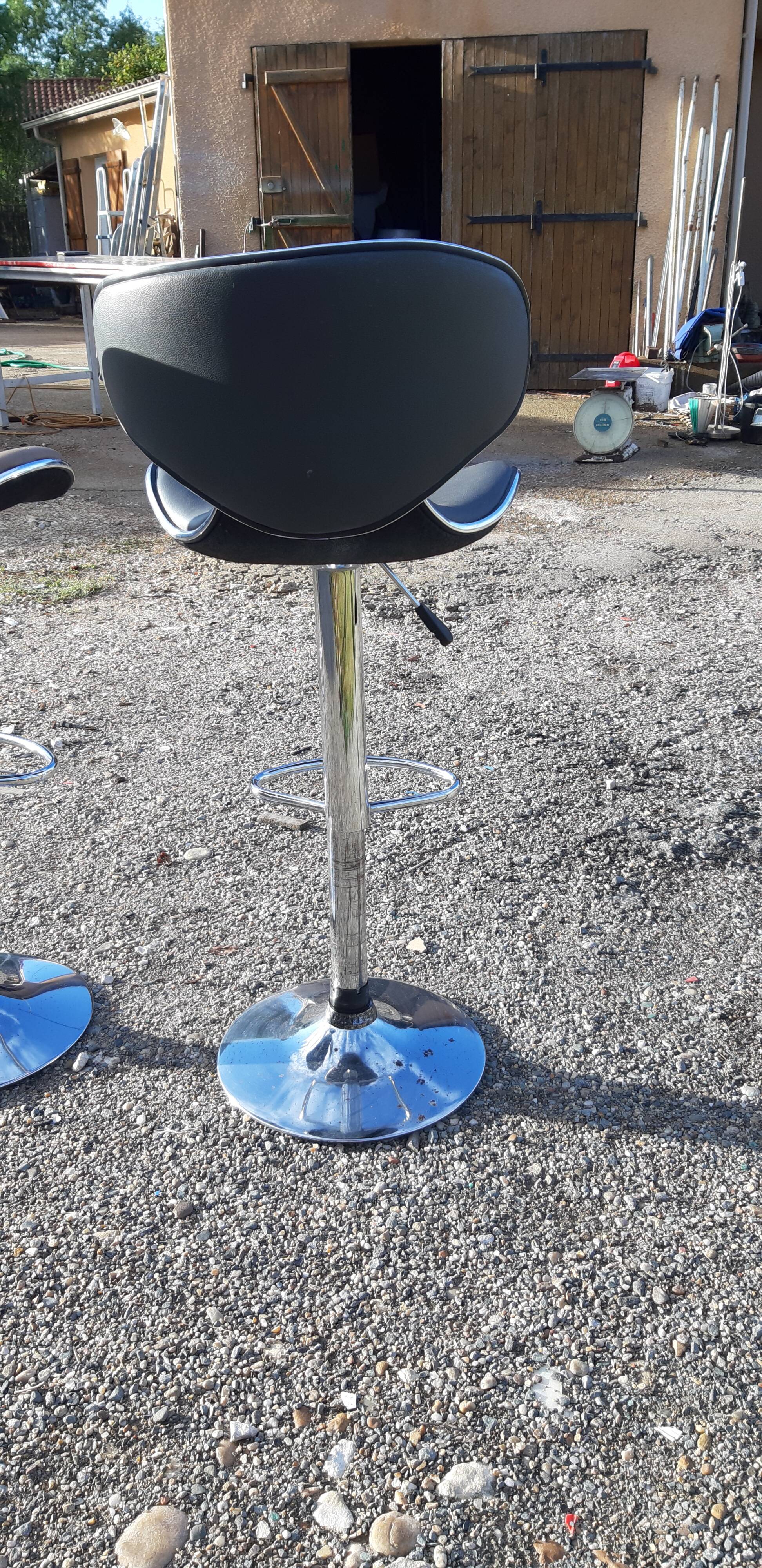 Paire de tabourets de bar vintage chrome et skai
