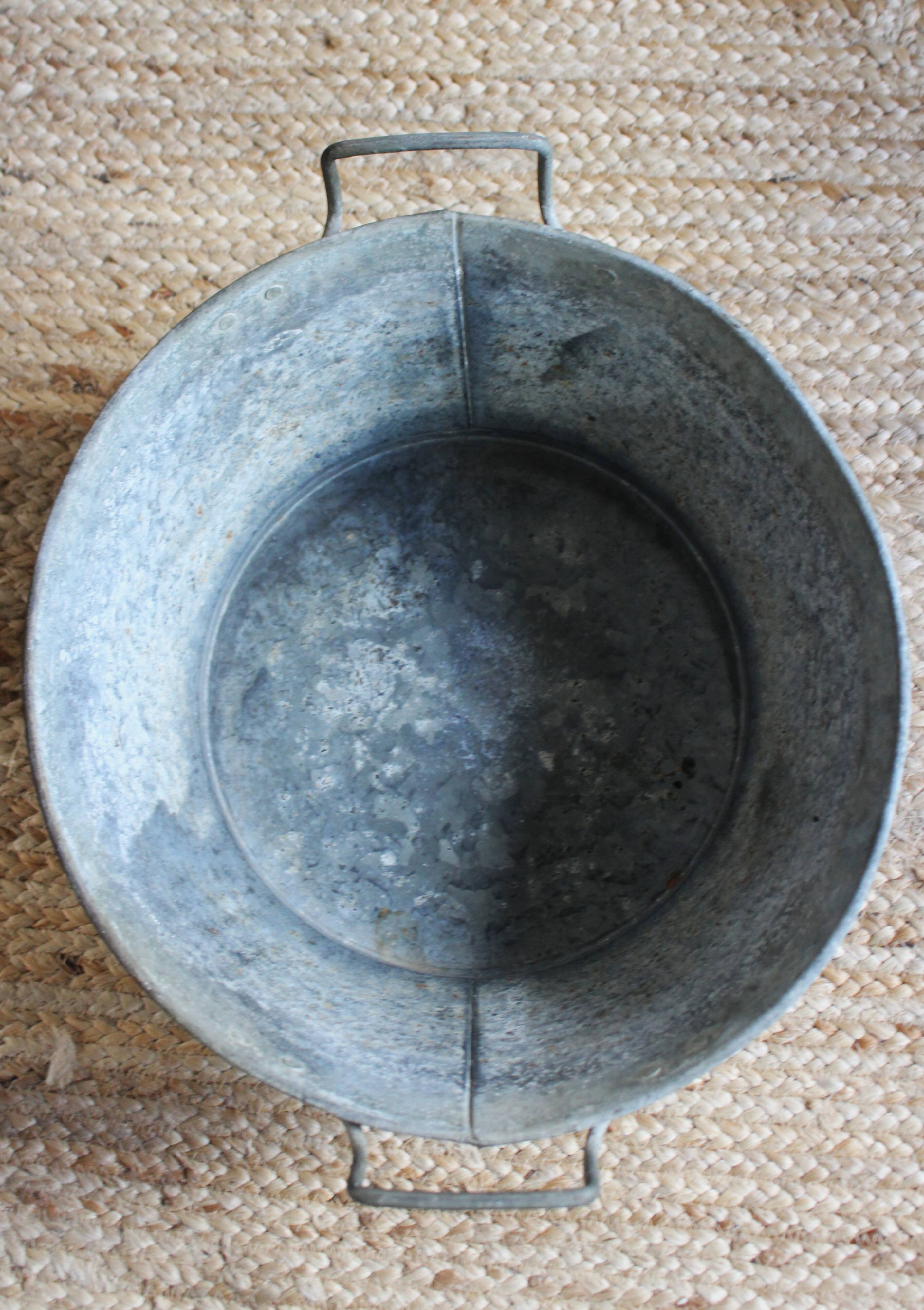 Round zinc basin with two handles vintage garden