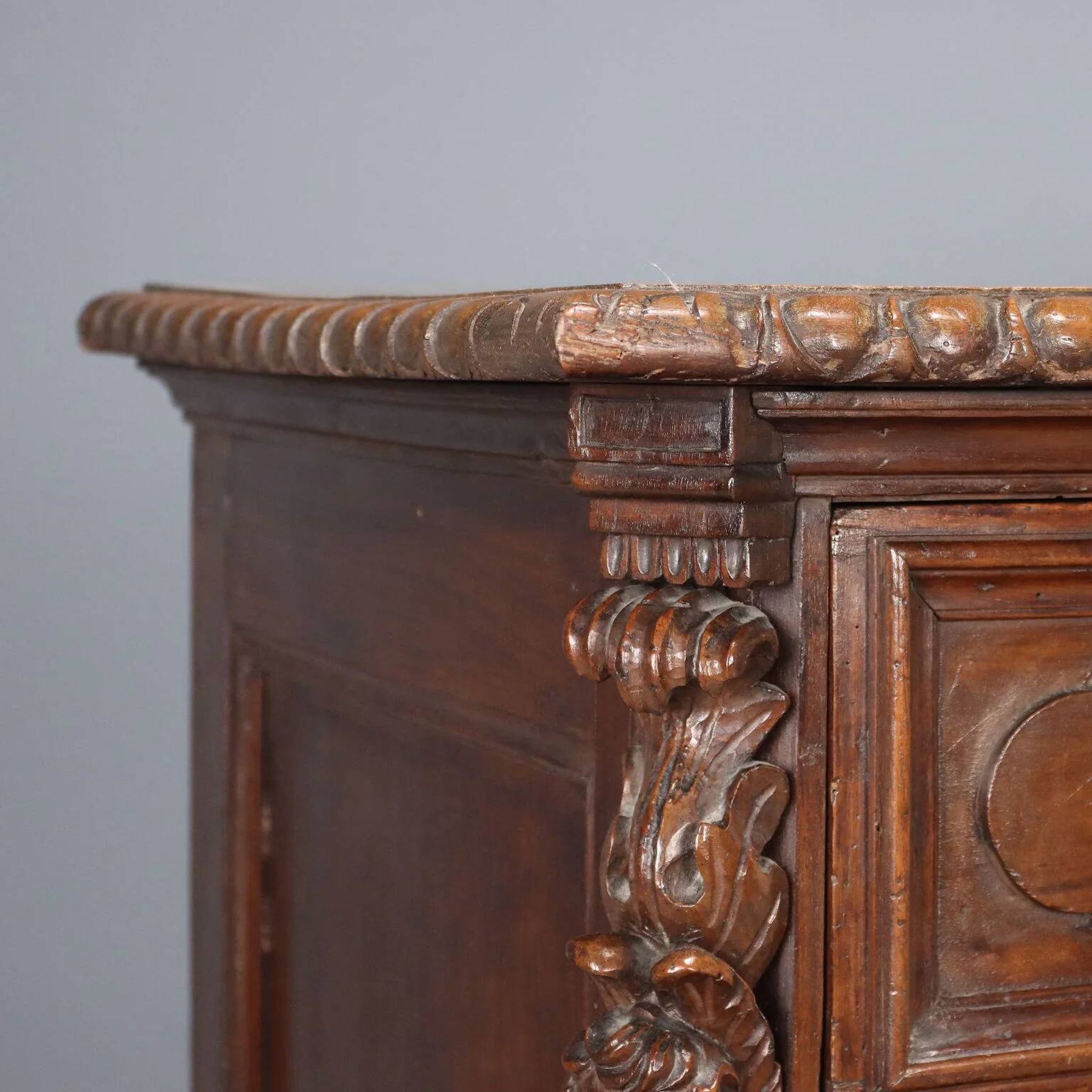 Antique baroque chest of drawers in walnut and poplar, 18th century.