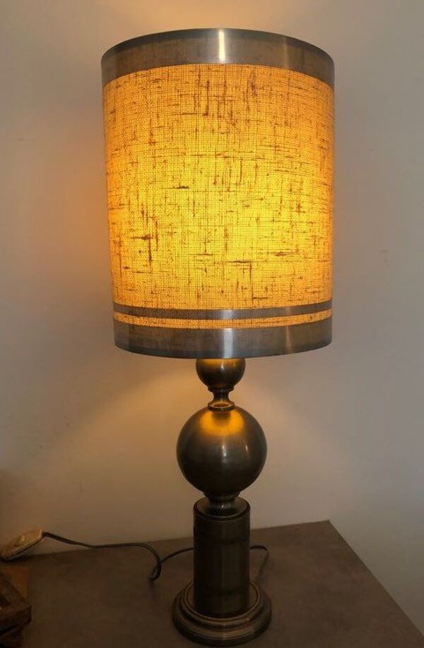 Lampe des années 70 pied en métal abat-jour cerclé de trois lames de métal