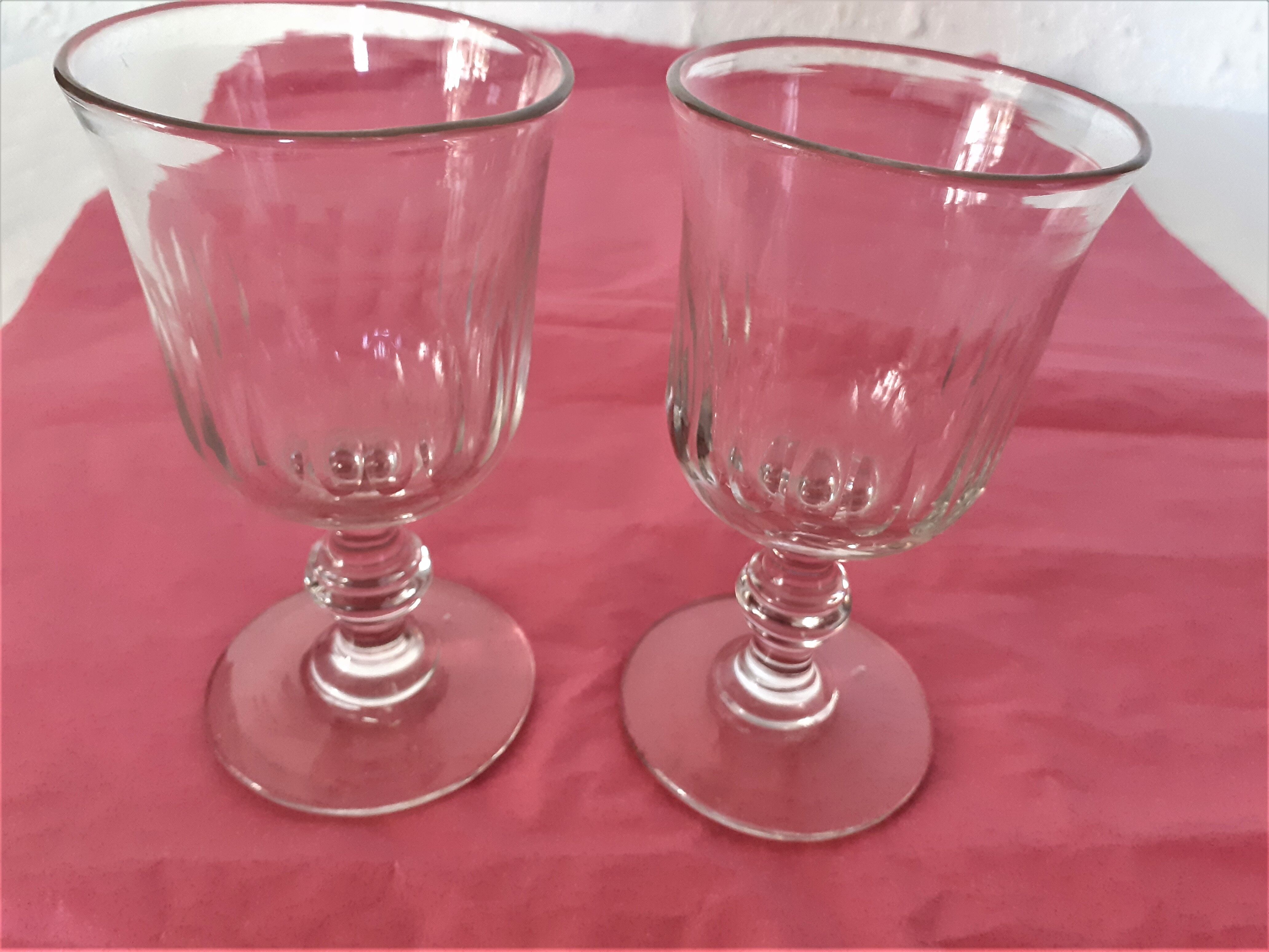 2 old glasses tulip