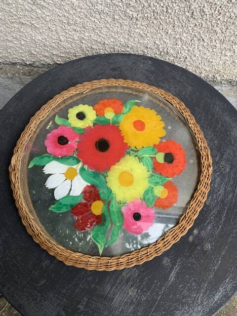 Plateau en verre peint à la main, motif floral et tour en rotin tressé, signé Delbel, vintage
