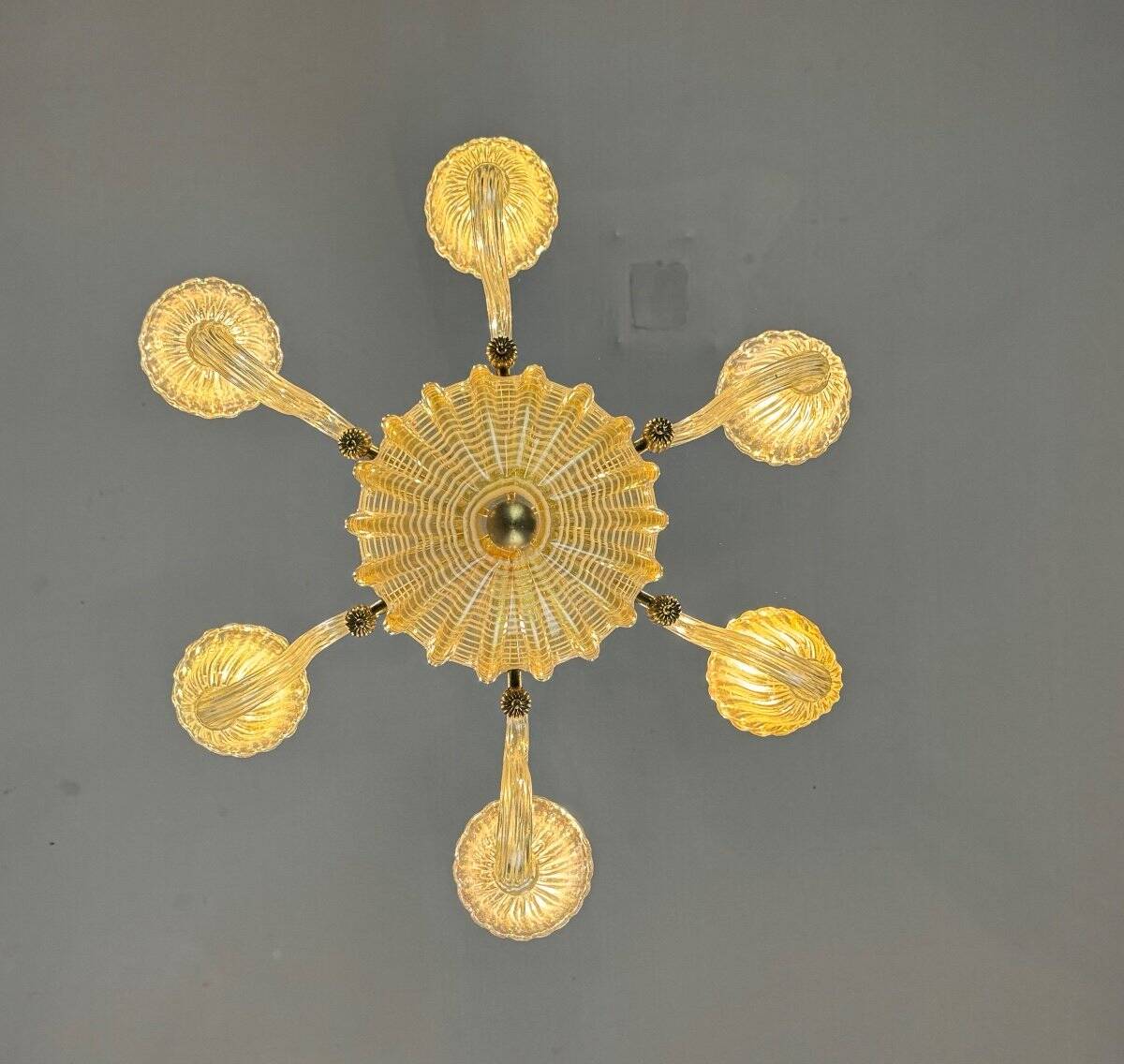 Venetian chandelier in gilded Murano glass with reticello pattern, 6 light arms, circa 1950