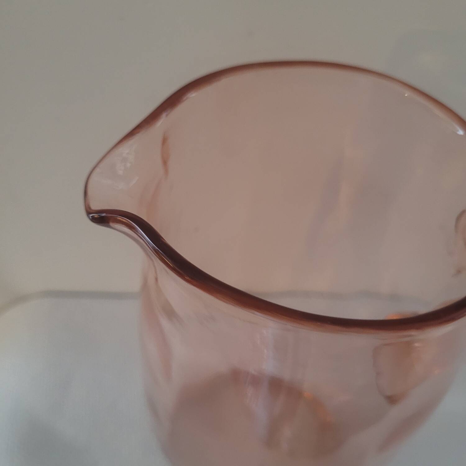 Pichet en verre soufflé rose, vers 1960