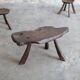 Tavolino scultoreo brutalista con sgabelli, anni '70, set di 3
