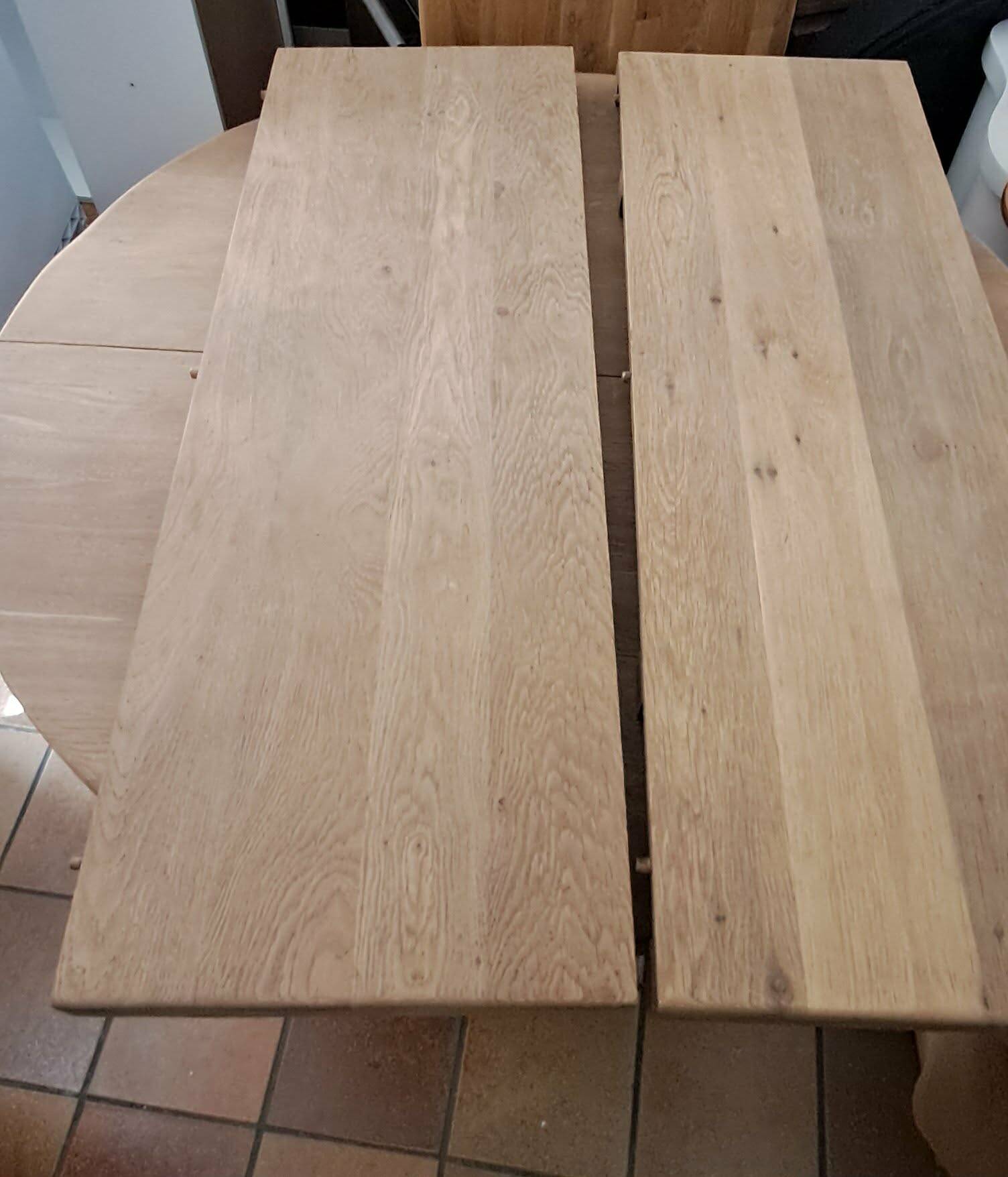 Brutalist round dining table in solid oak by De Puydt – Extendable 120/200