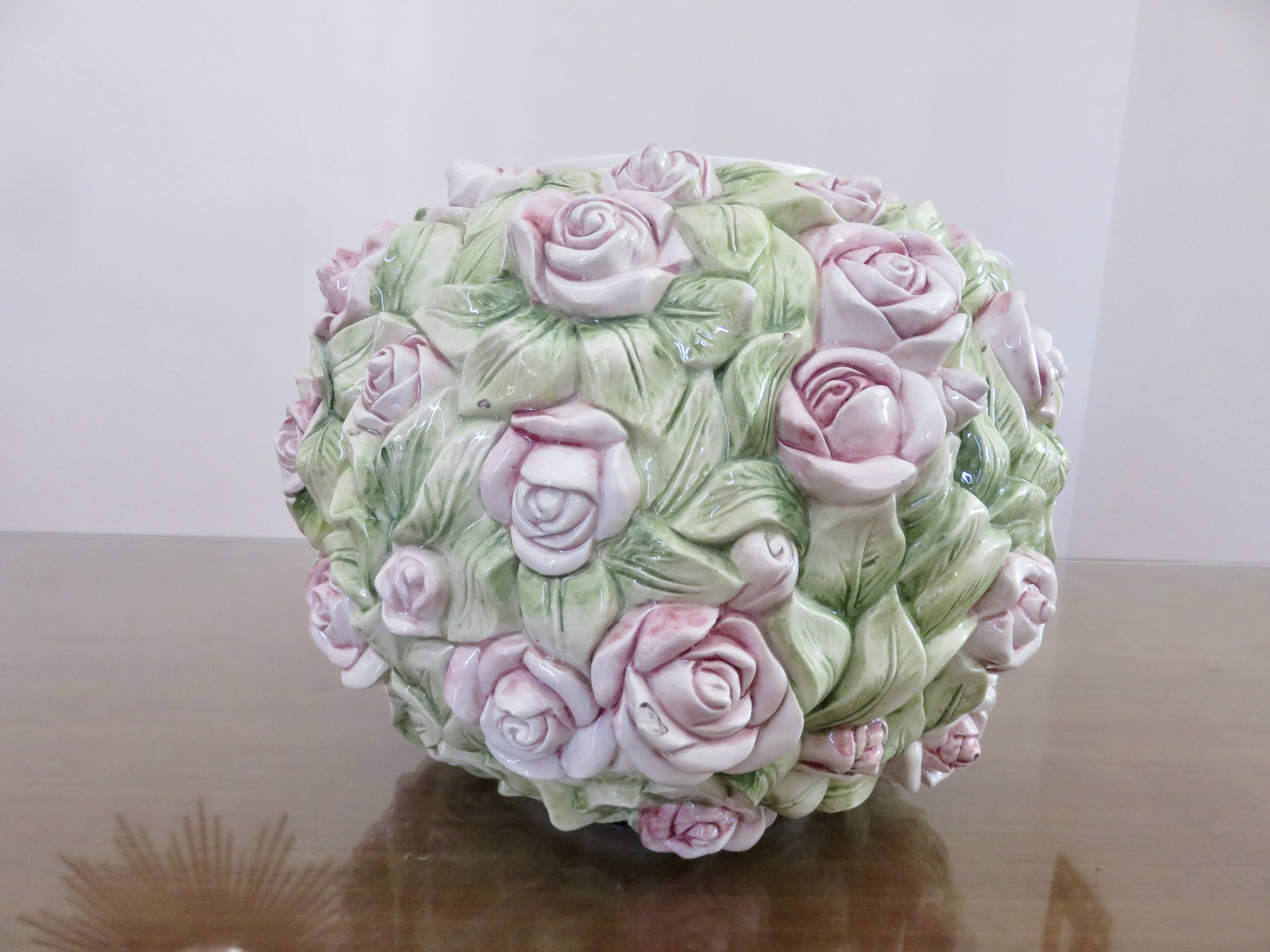 Vase en barbotine, décor floral