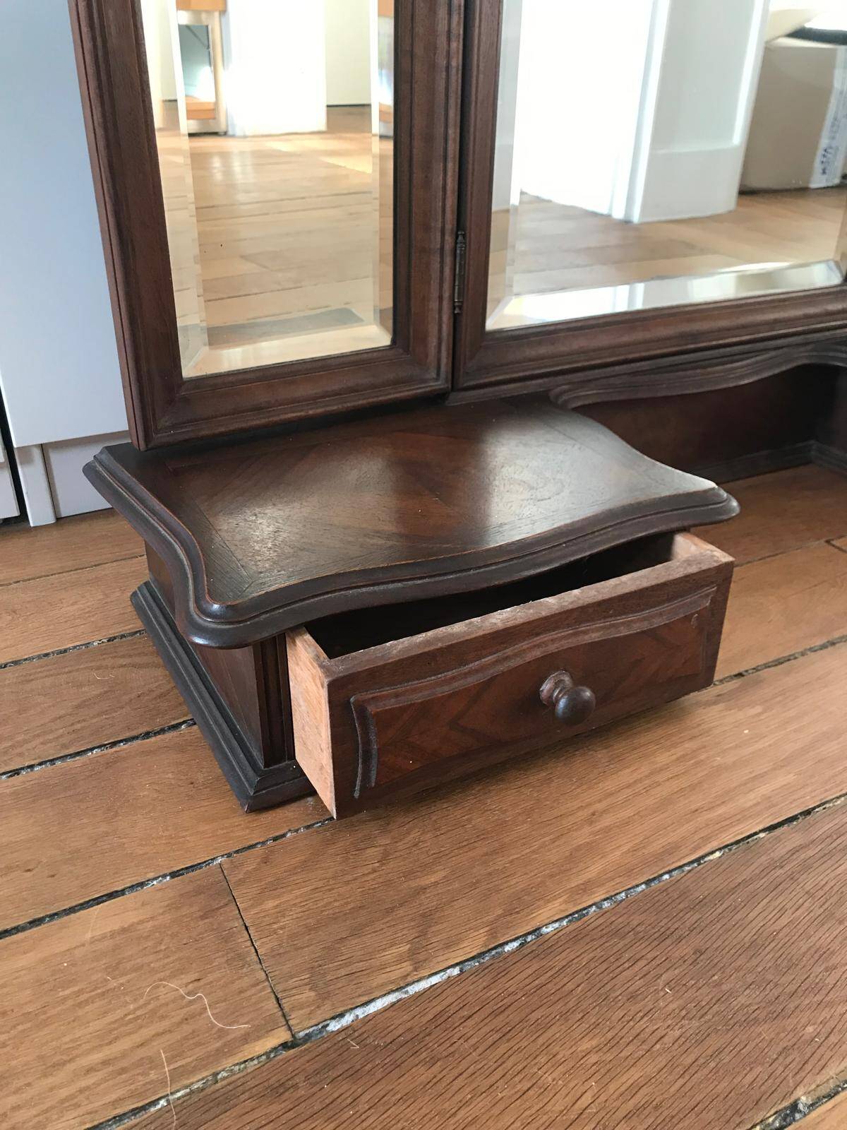 Triptych mirror dressing table