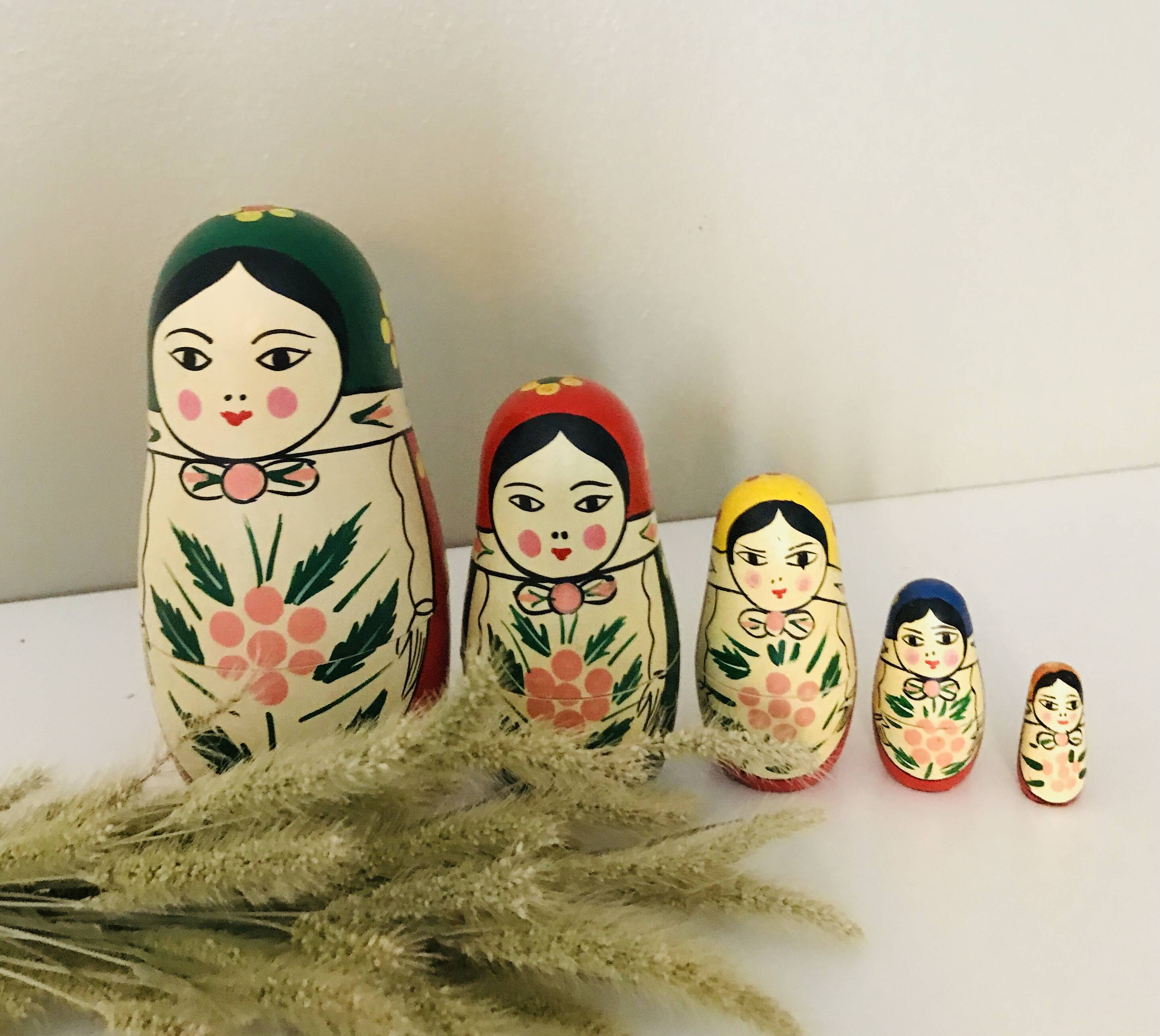 Poupées Russes Matriochkas traditionnelles relookées série de 5