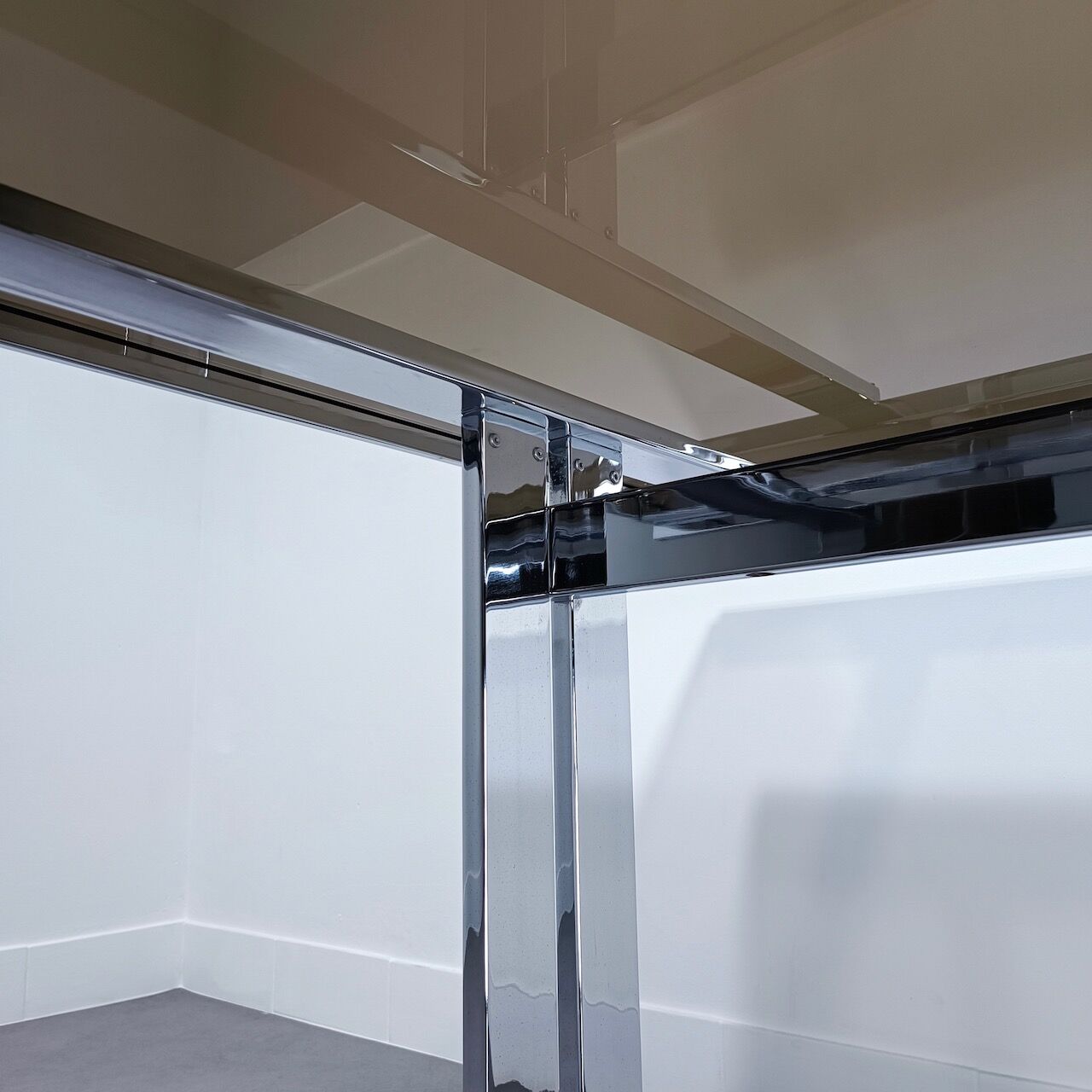 Extendable chrome dining table