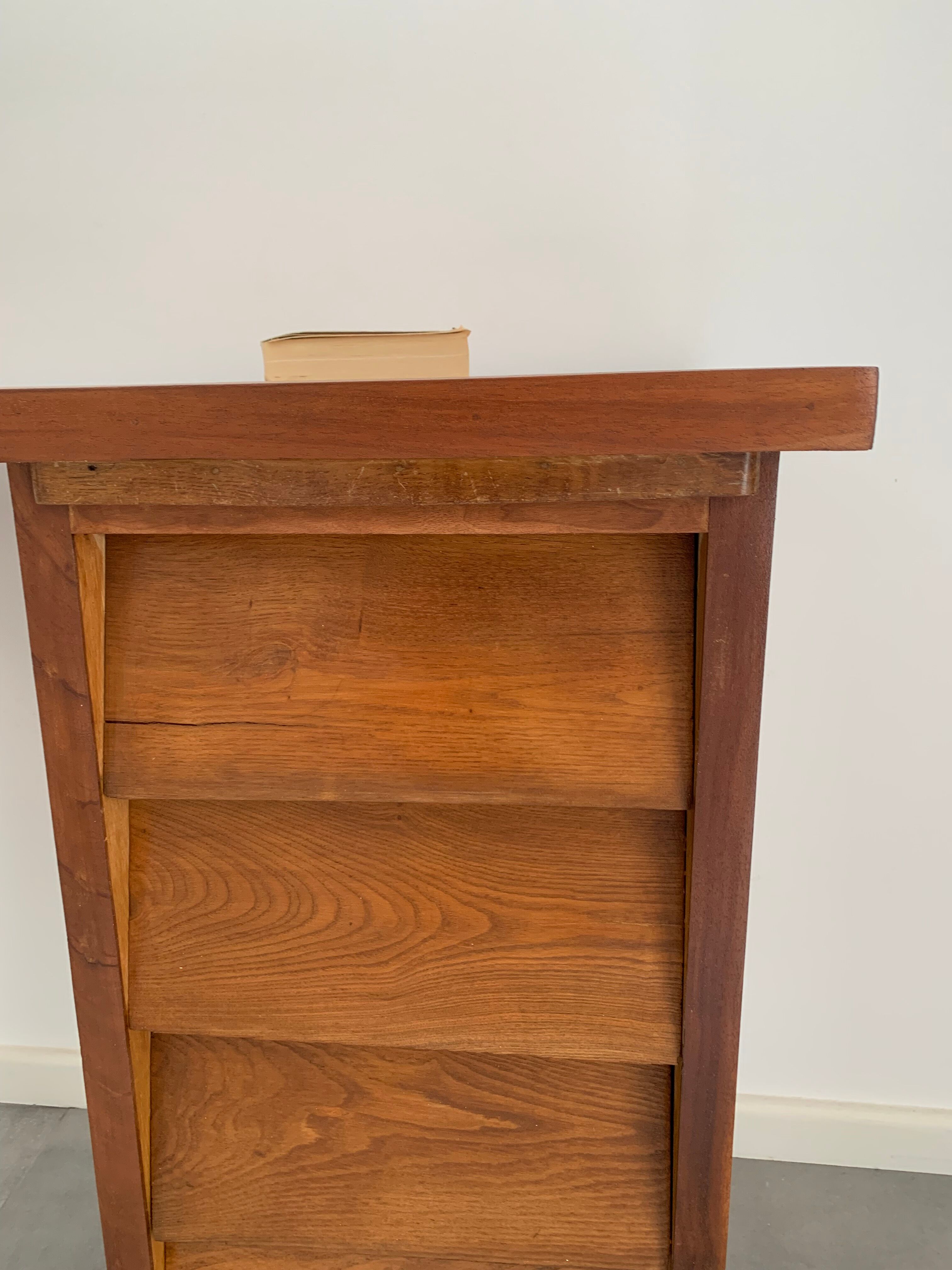 Desk with tapered feet