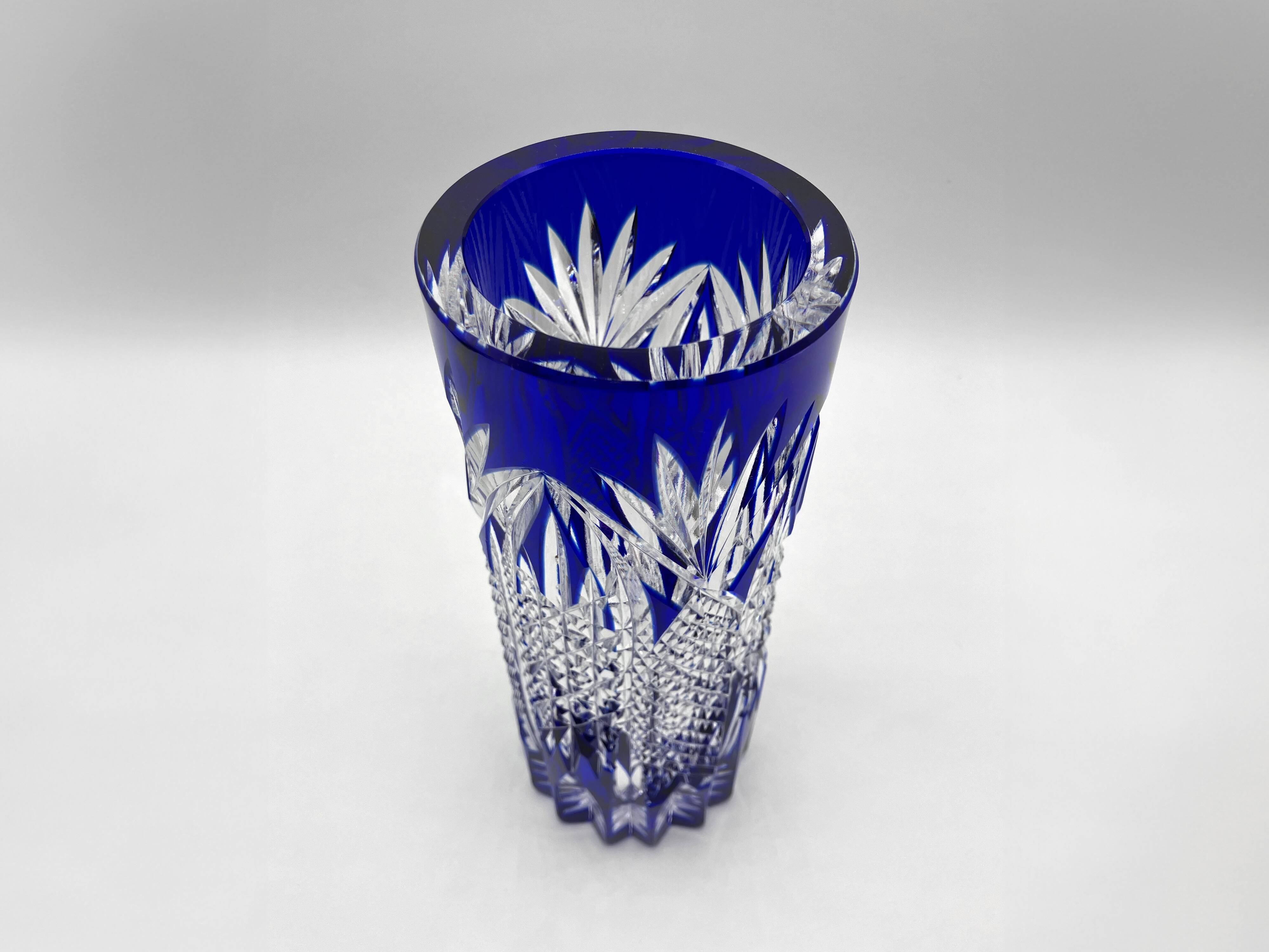Vase japonais d'art EDO KIRIKO en cristal transparent et bleu cobalt