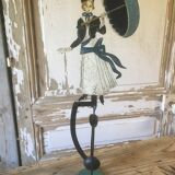 Femme au parapluie en métal, pendulaire