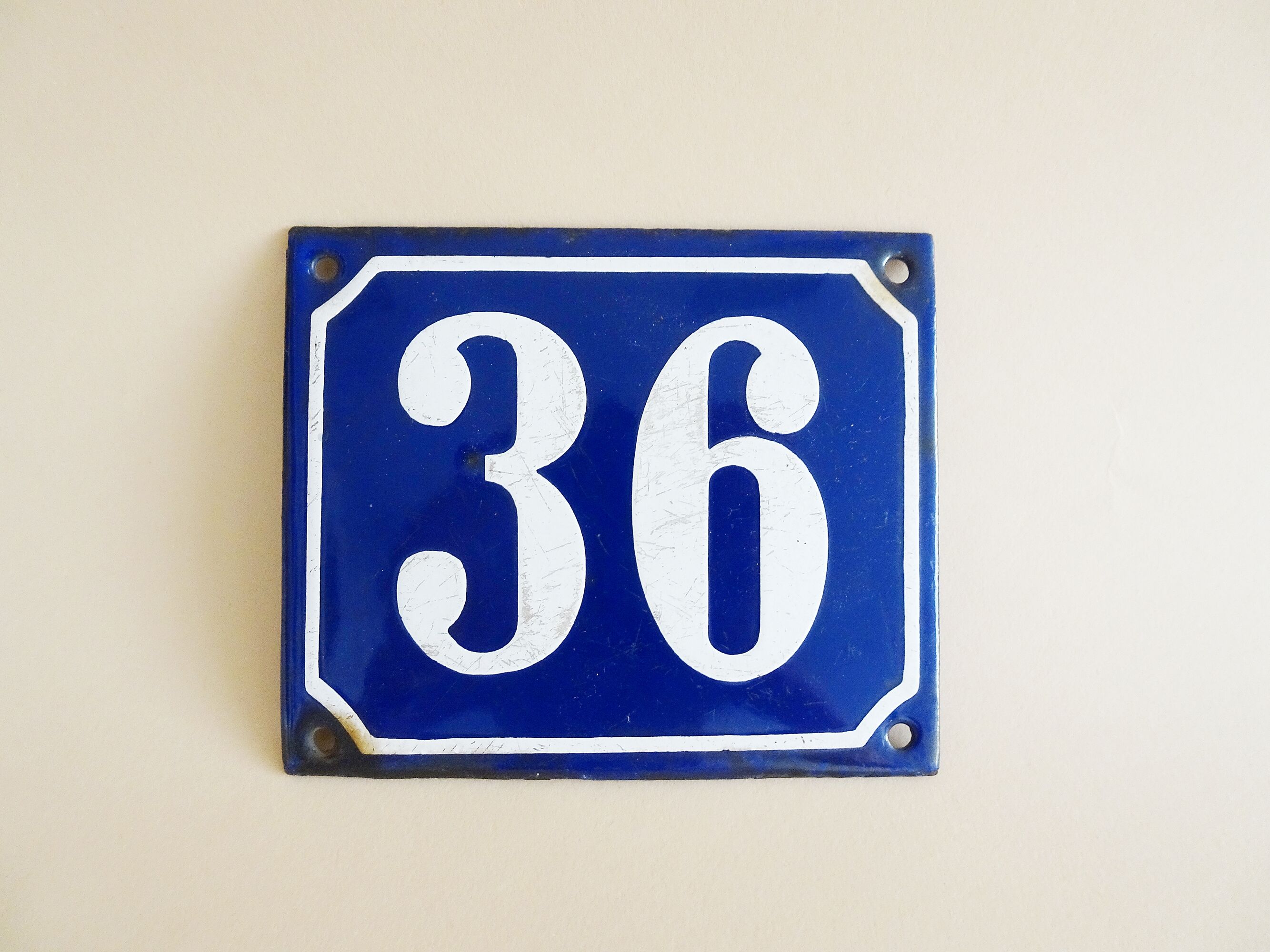 Plaque d’immatriculation de la vieille maison en bleu blanc, panneau en émail numéro 36