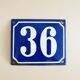 Plaque d’immatriculation de la vieille maison en bleu blanc, panneau en émail numéro 36
