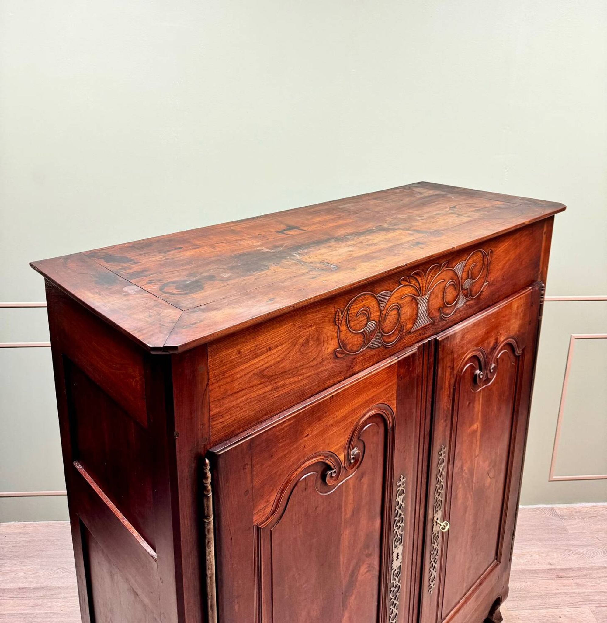 Armoire trois quarts en noyer de style Louis XV, XIXème siècle