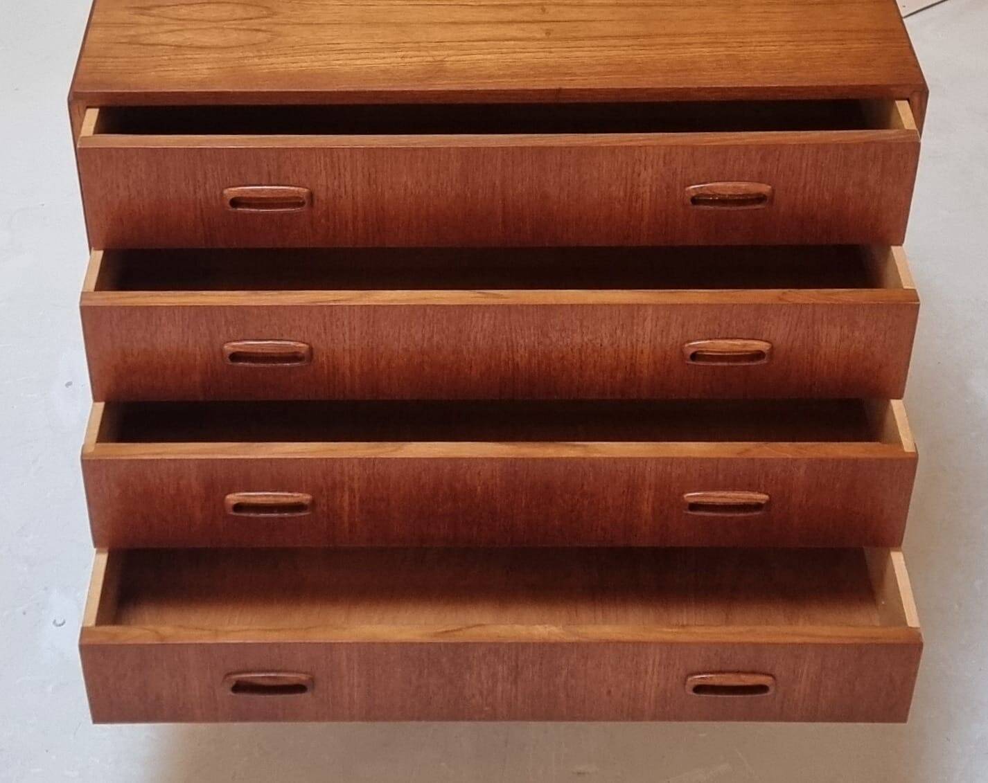 Commode à tiroirs du milieu du siècle