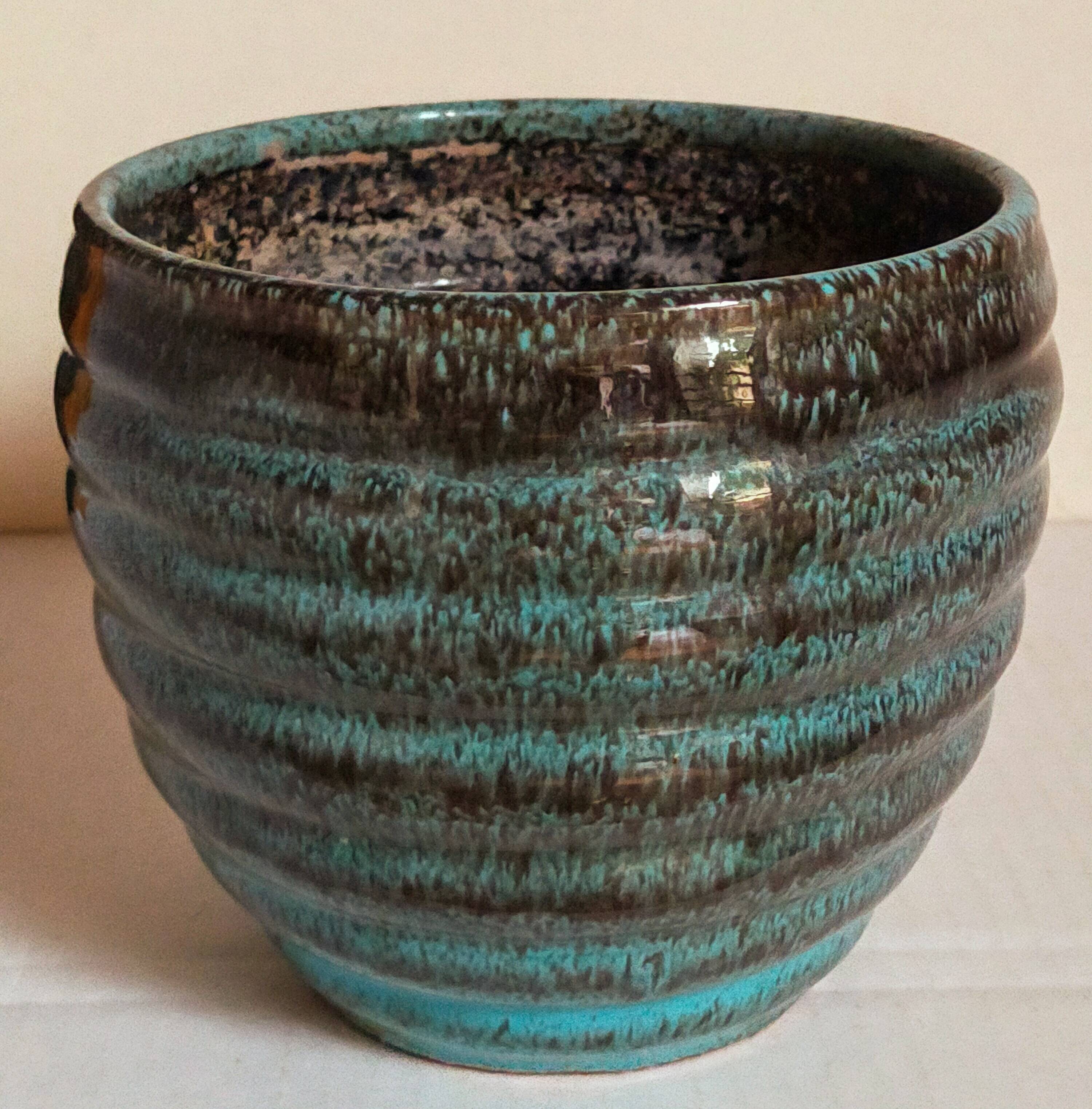 Cache-pot en céramique à godrons émail moucheté années 40