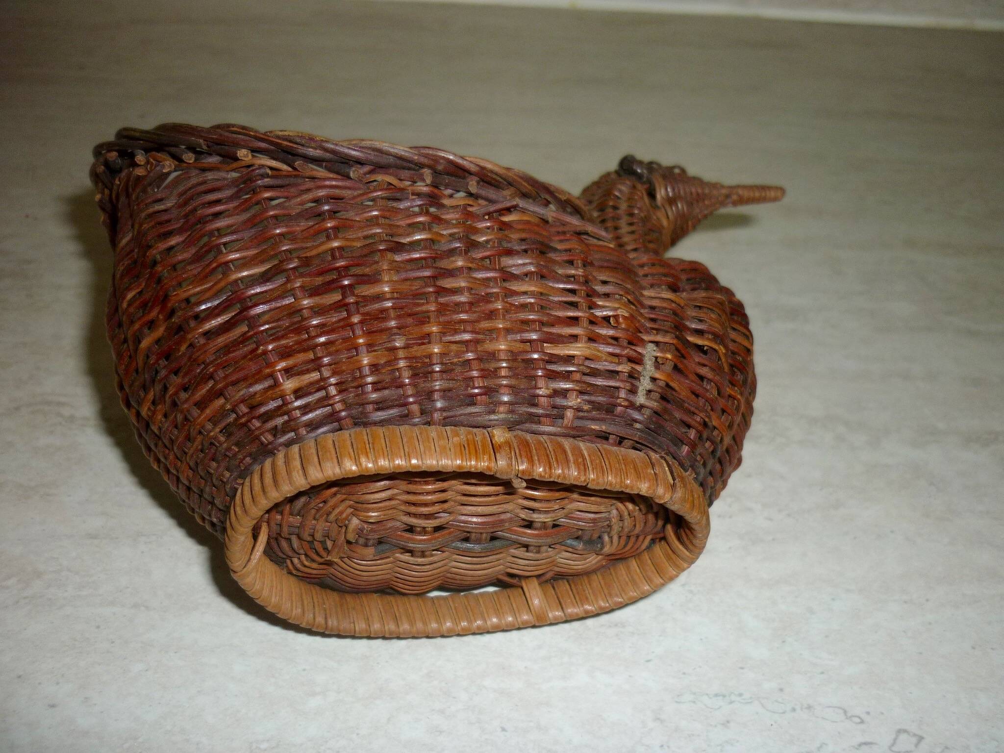 Woven wicker hen
