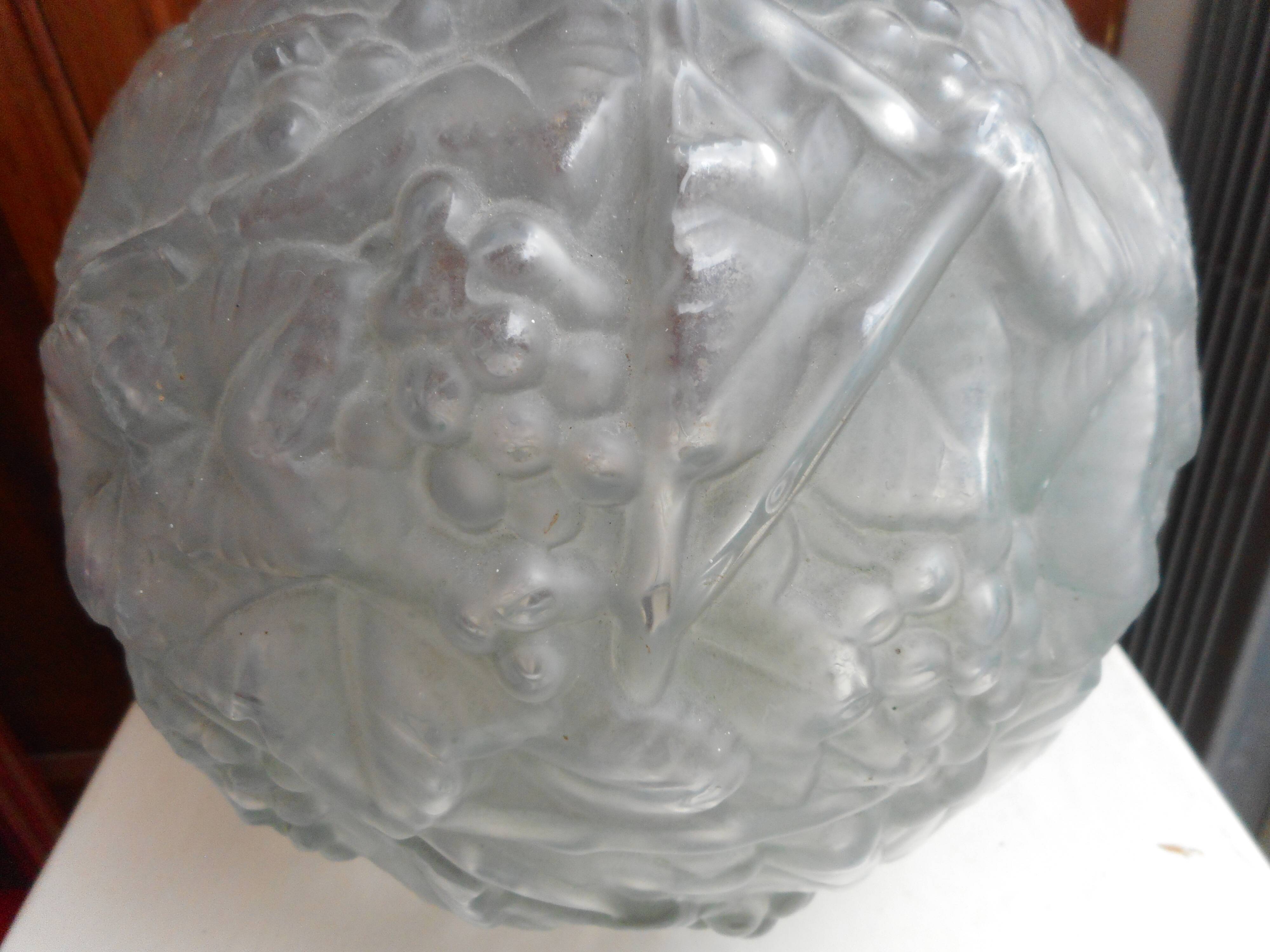 Vase boule en verre moulé art déco
