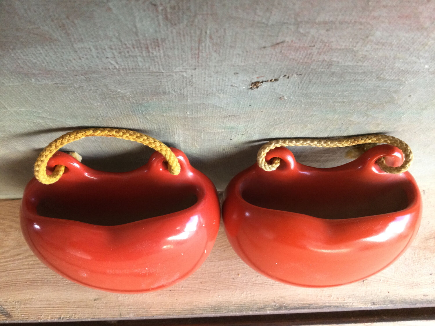 Paire de suspensions murales coeurs rouge Goebel 1950’s