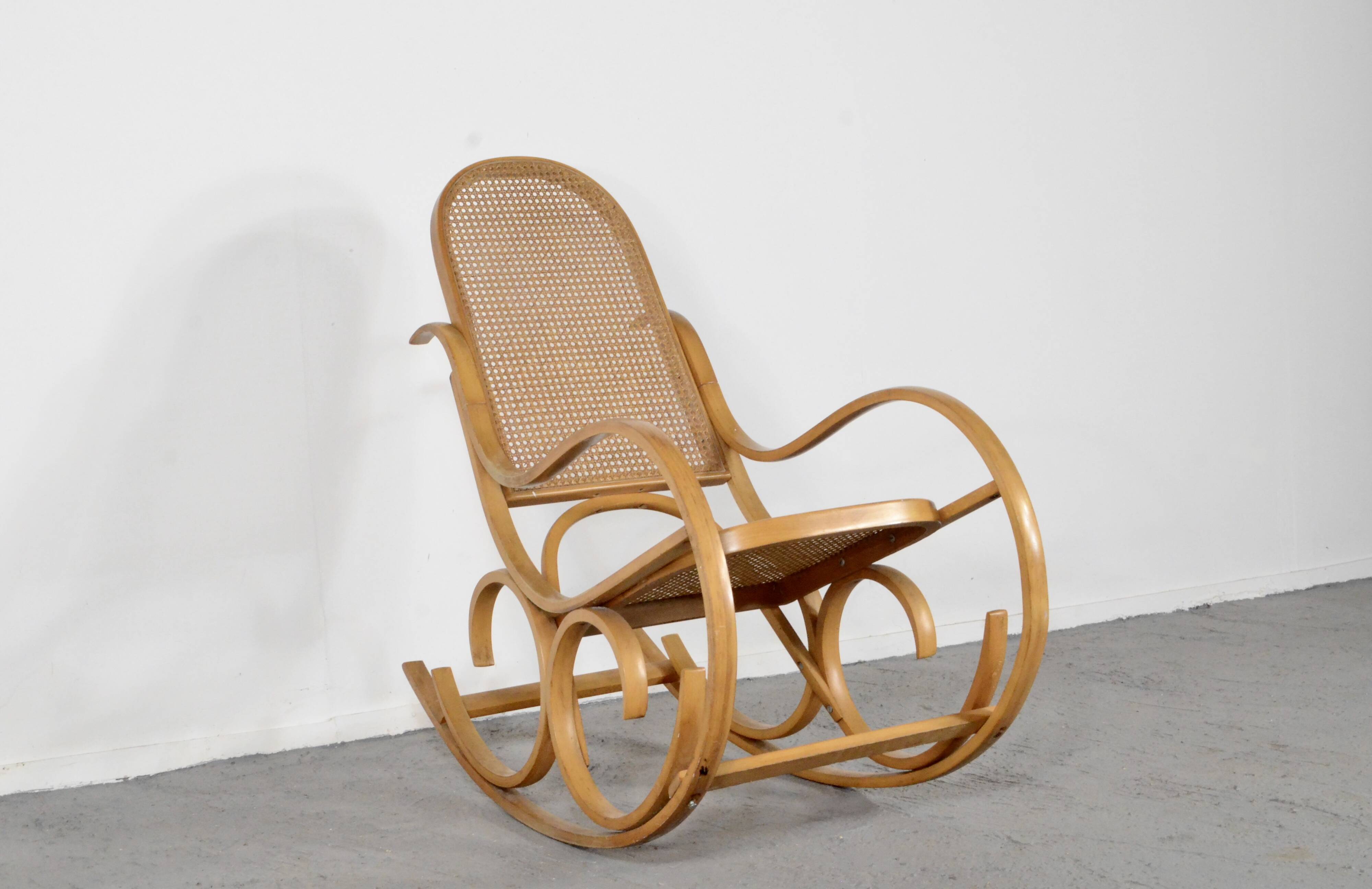 Fauteuil à bascule italien Luigi Crassevig en bois courbé