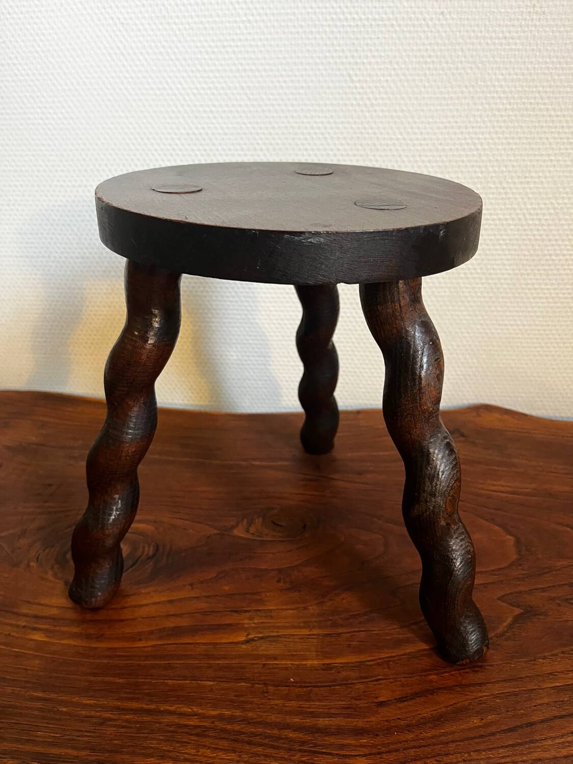 Tabouret tripode en bois tourné