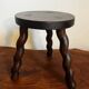 Tabouret tripode en bois tourné