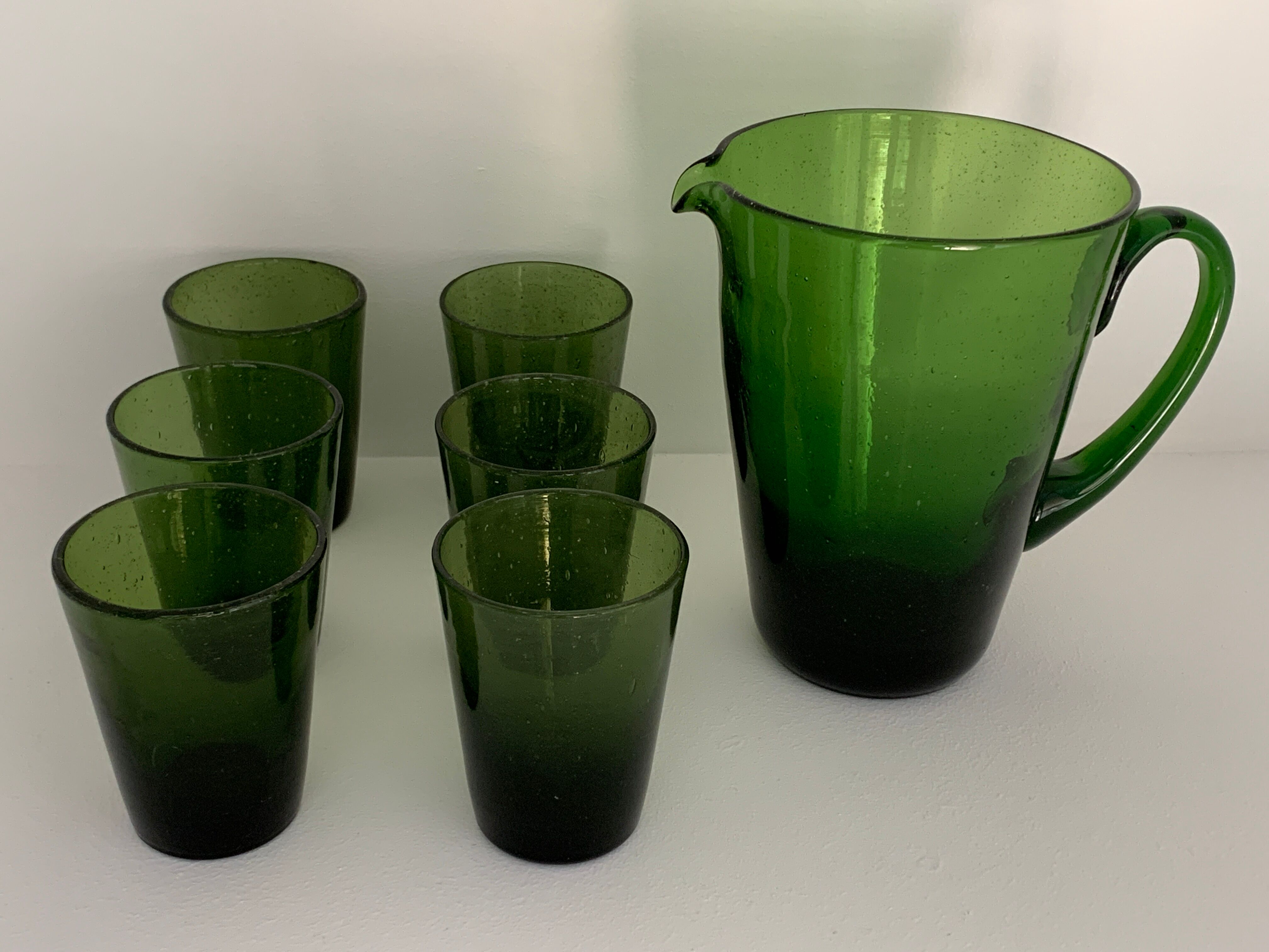 Carafe et 6 verres en verre vert bullé