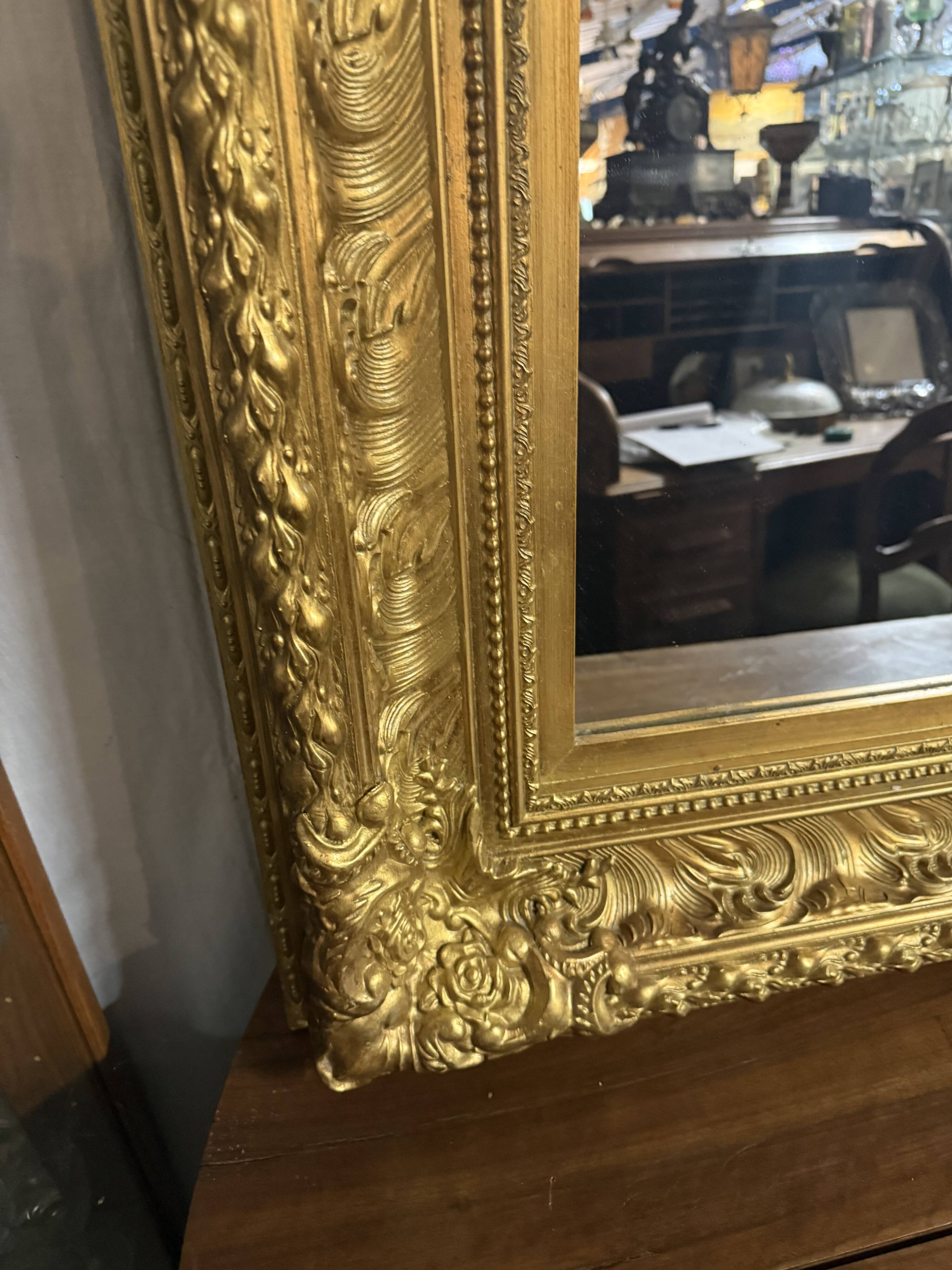 Miroir en bois sculpté