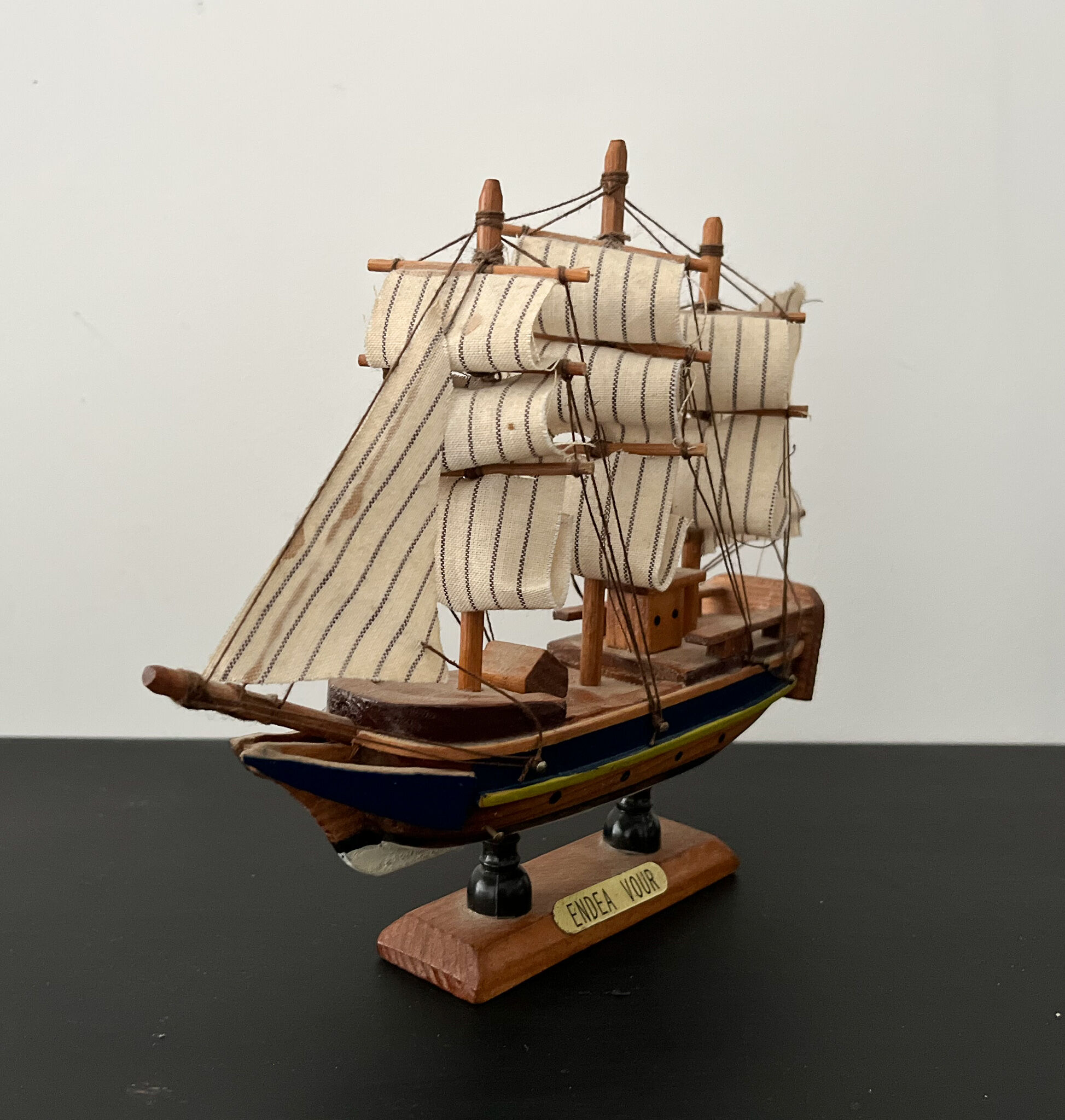 Model sailboat Endea Vour