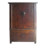 Armoire ancienne chinoise laquée brun avec motifs dorés