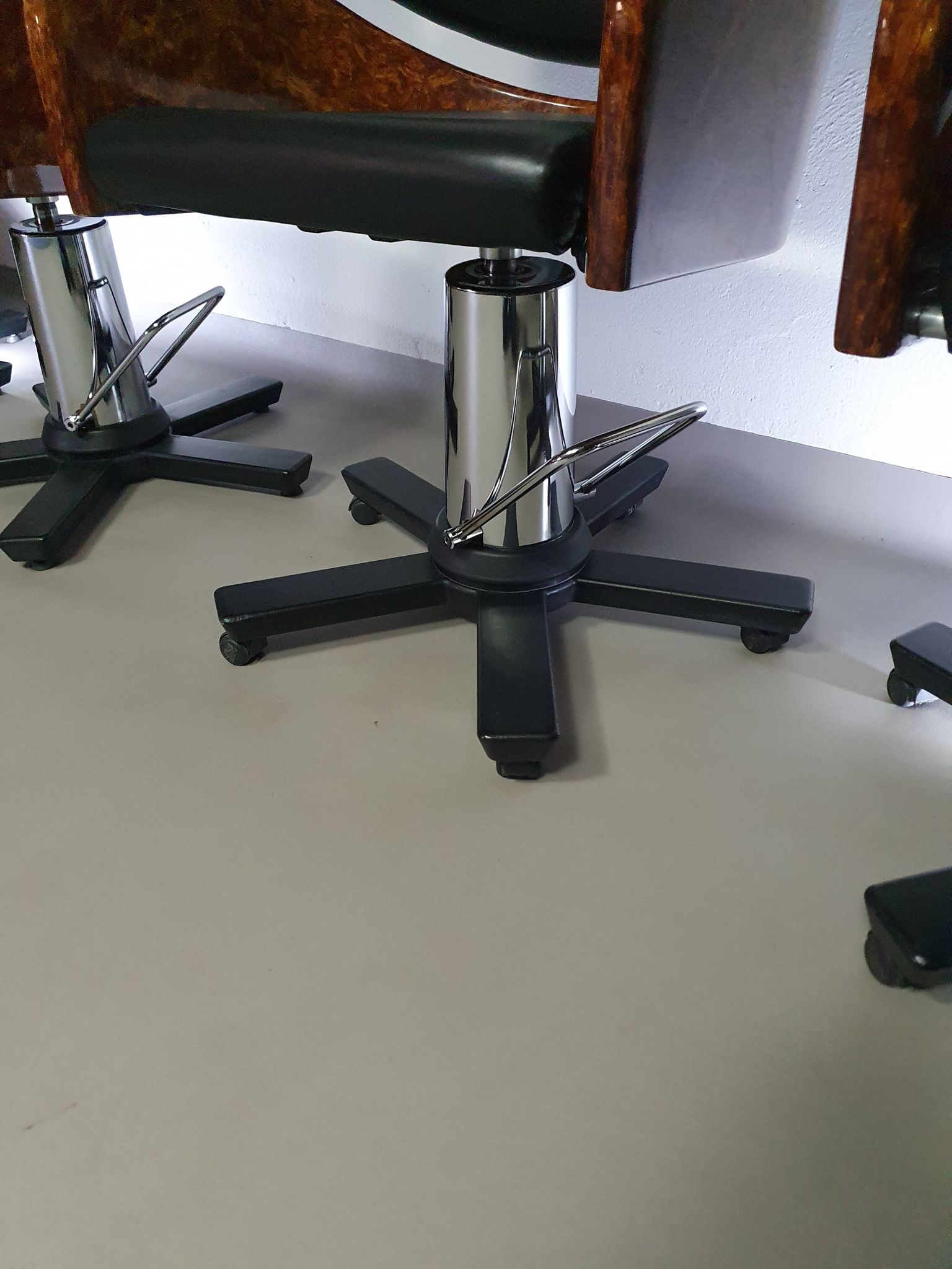 4 chaises de barbier italiennes des années 80, réglables en hauteur