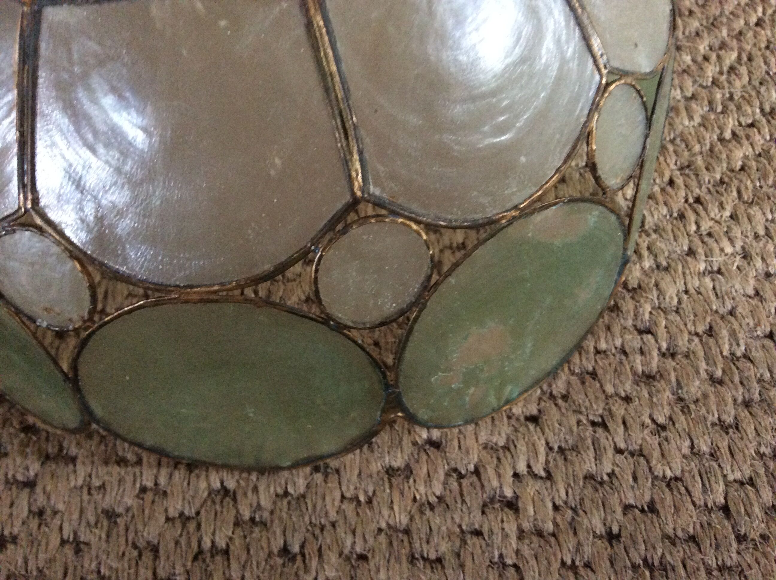 Mother-of-pearl suspension