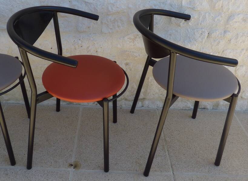 4 gondola-style chairs with a sturdy metal frame and faux leather.
