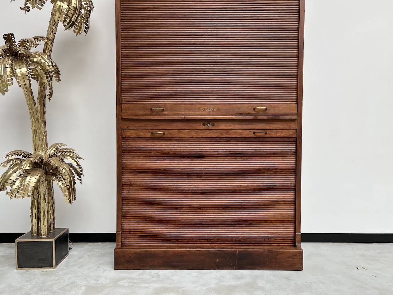 Armoire à rideaux en chêne massif, circa 1930