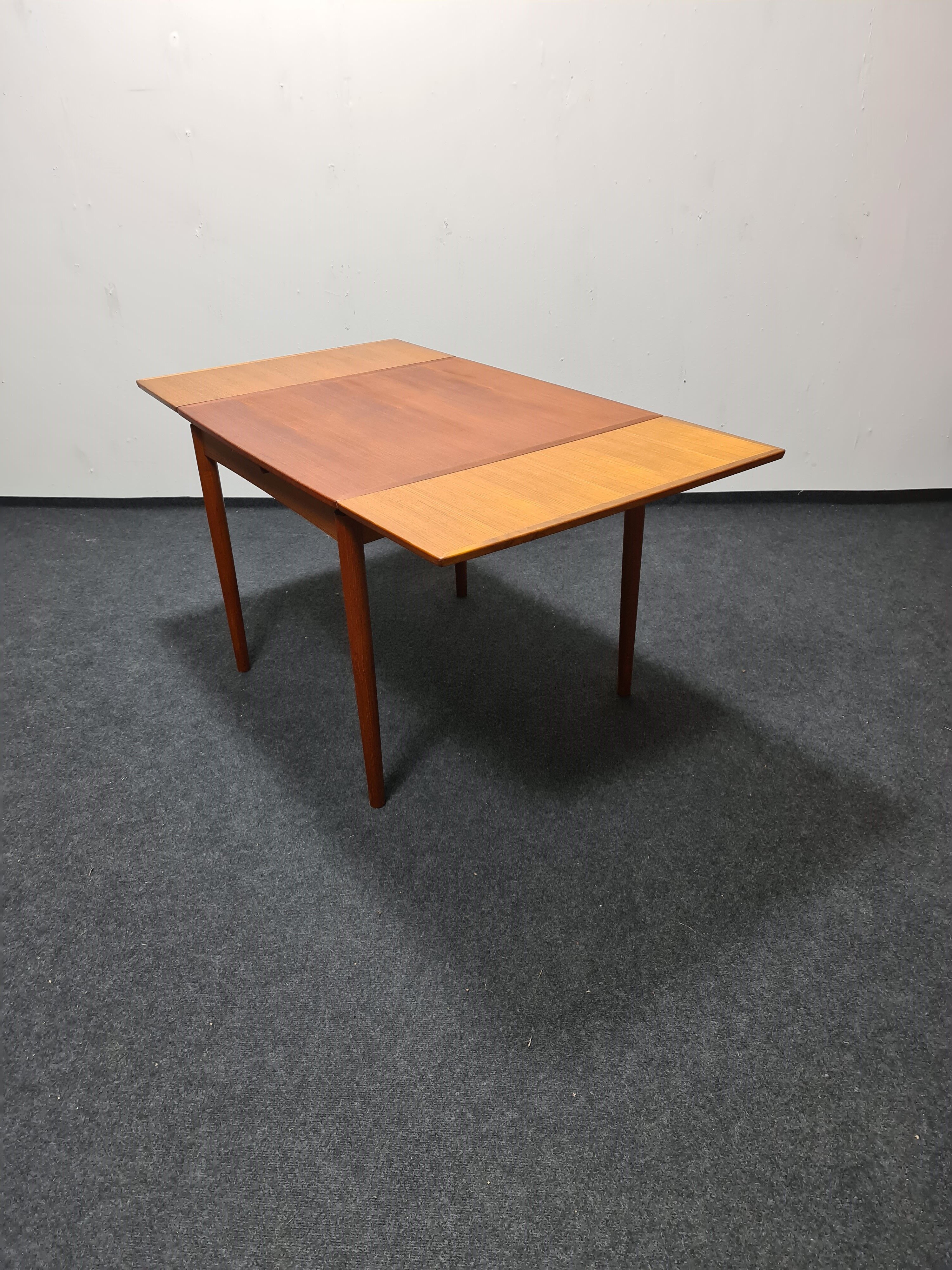 Table à manger en teck de design danois par Poul Hundevad