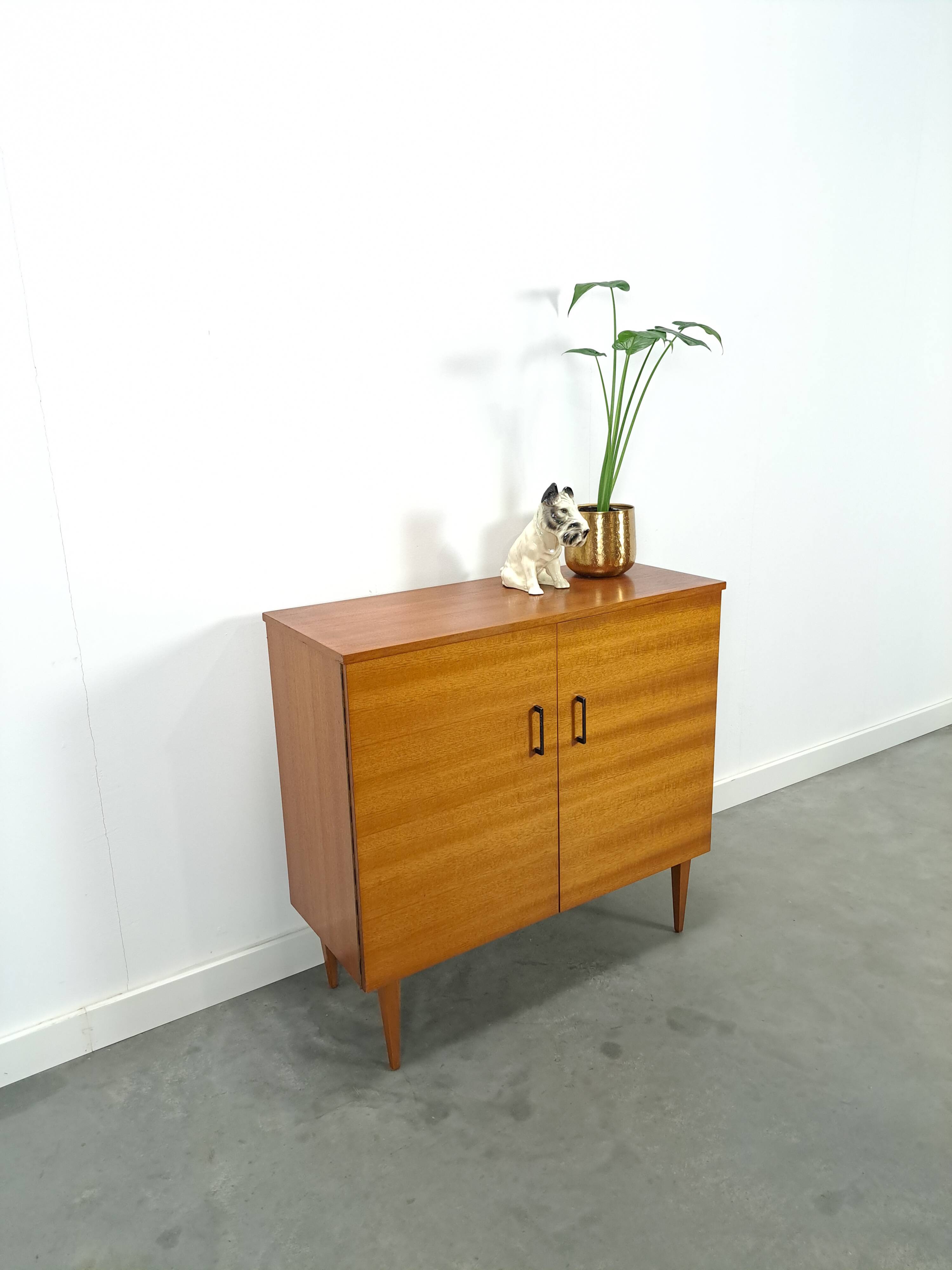 Fineer vintage schoenenkast met legplanken, Kama Möbel