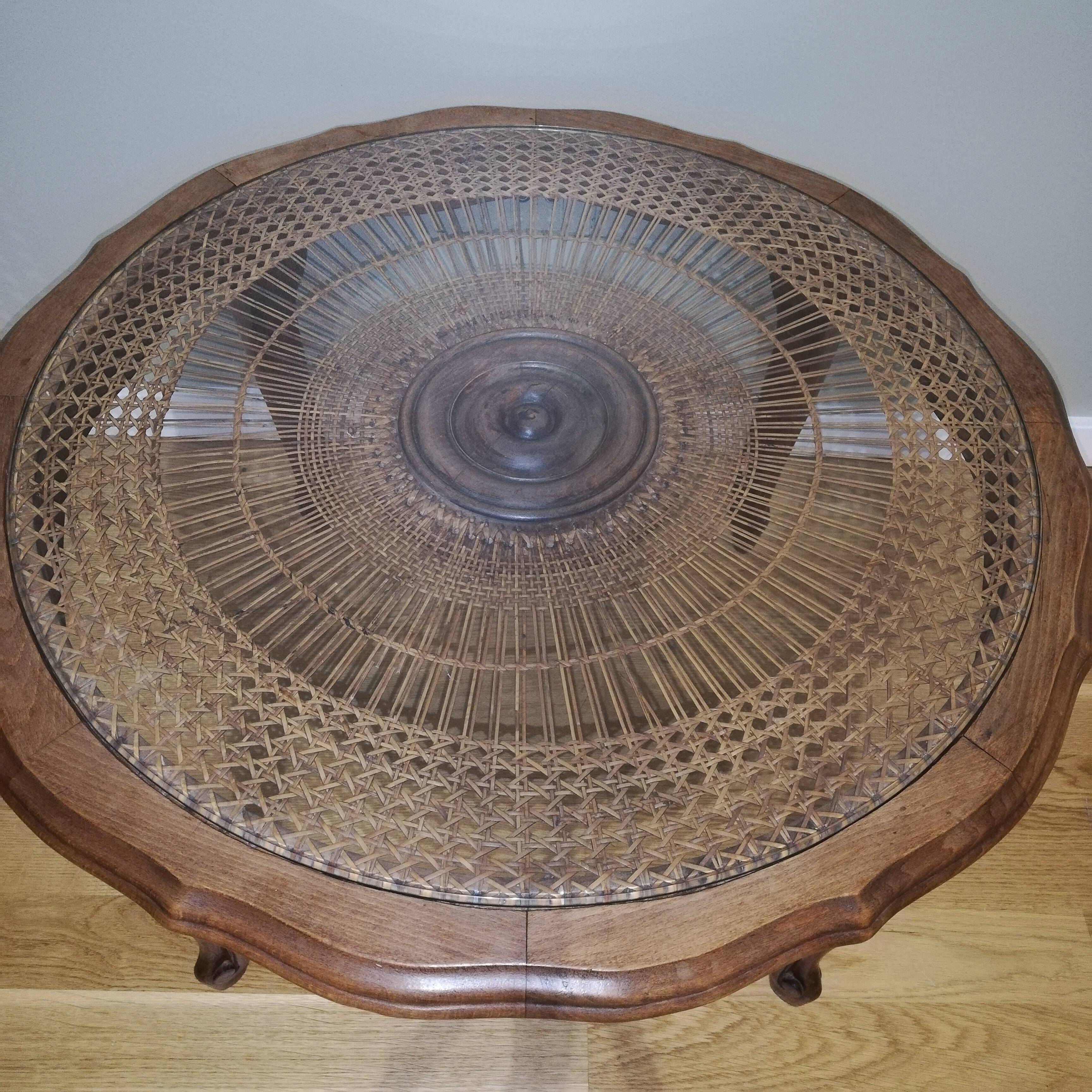 Table basse cannée en bois et verre