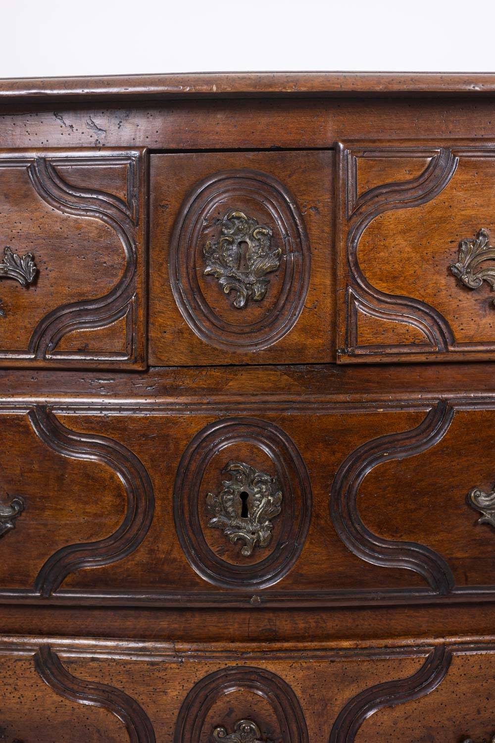 Parisian chest of drawers with 5 drawers, made of solid walnut, from the Louis XIV period.