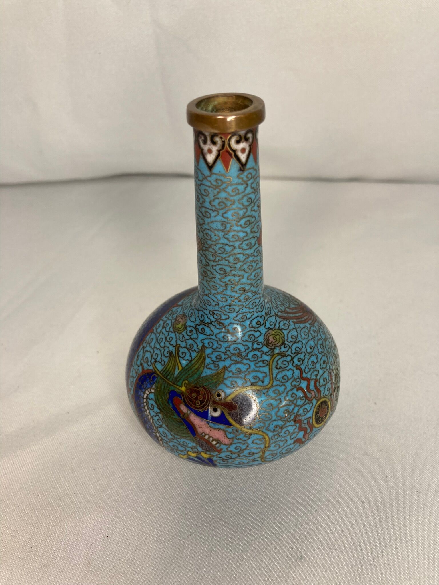 2211873 China, small cloisonné vase with the XXth dragon