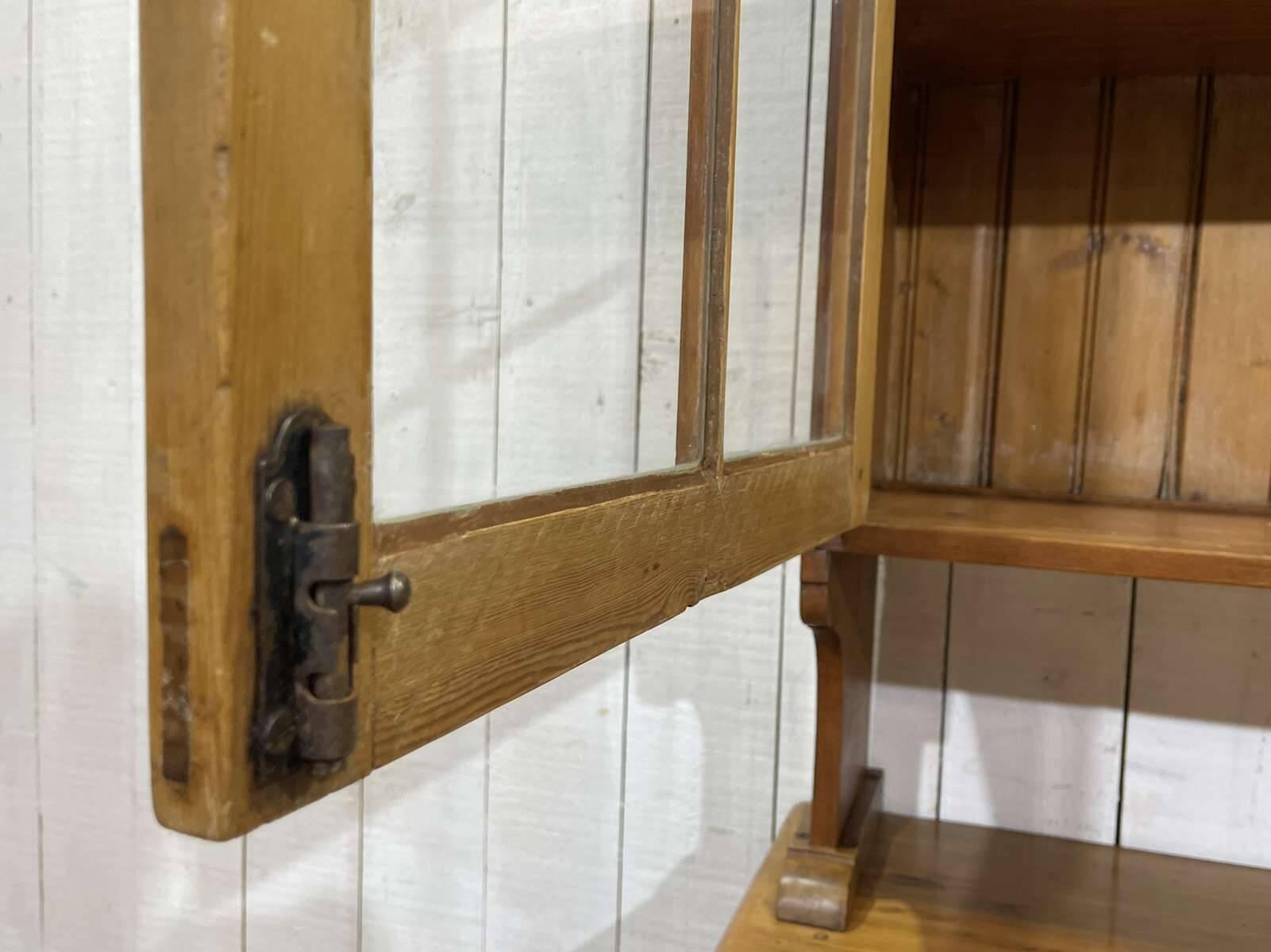 Buffet 2 corps anglais en sapin et noyer des années 1930