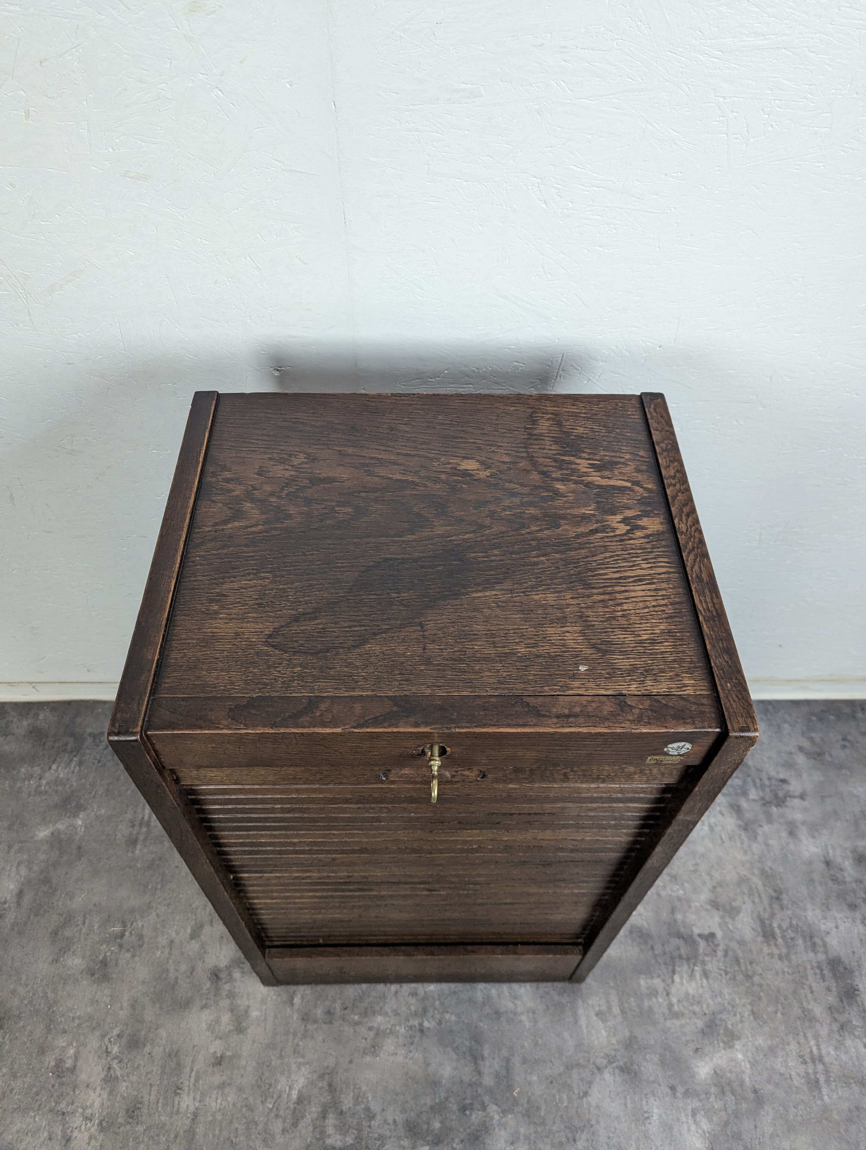 Filing cabinet or roller shutter cabinet