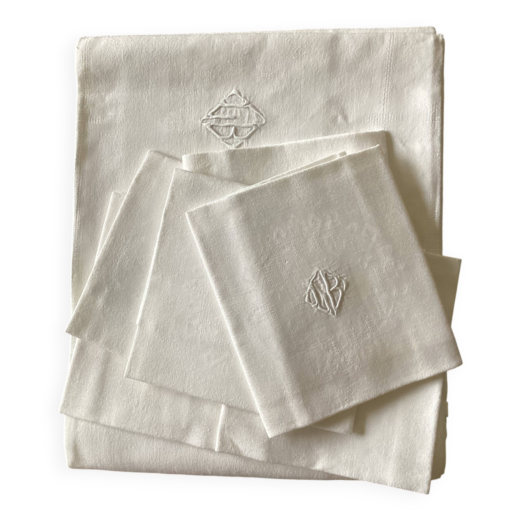 Nappe damassée avec 6 serviettes dimension : hauteur -225cm- largeur -158cm-