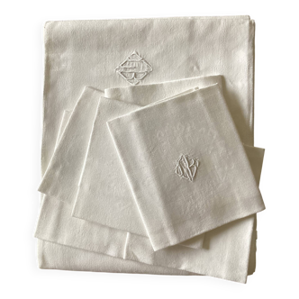 Nappe damassée avec 6 serviettes dimension : hauteur -225cm- largeur -158cm-