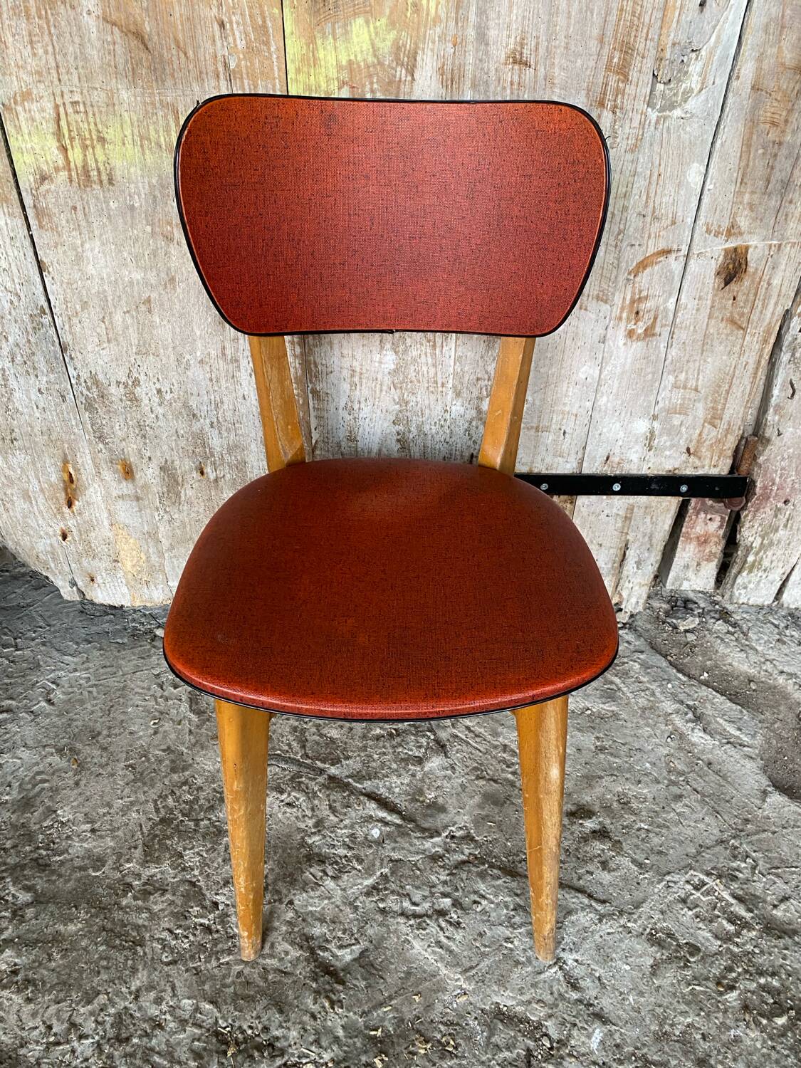 Ancienne Chaise Bois Pieds compas Vinyle Rouge Années 60