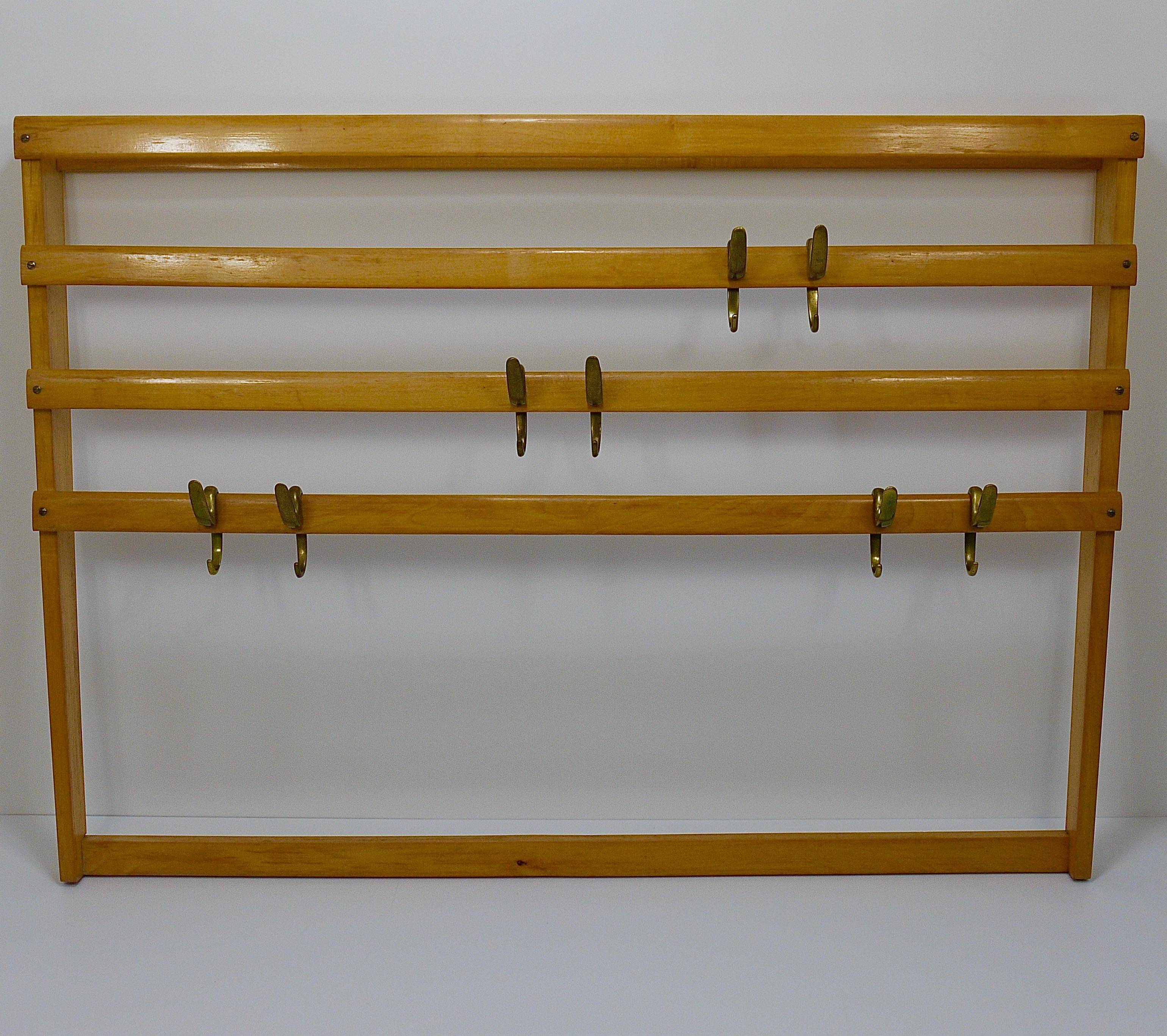 Grand coat rack Auböck Carl Mid-Century in beech with 8 brass hooks, 1950s.