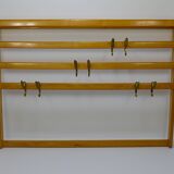 Grand coat rack Auböck Carl Mid-Century in beech with 8 brass hooks, 1950s.