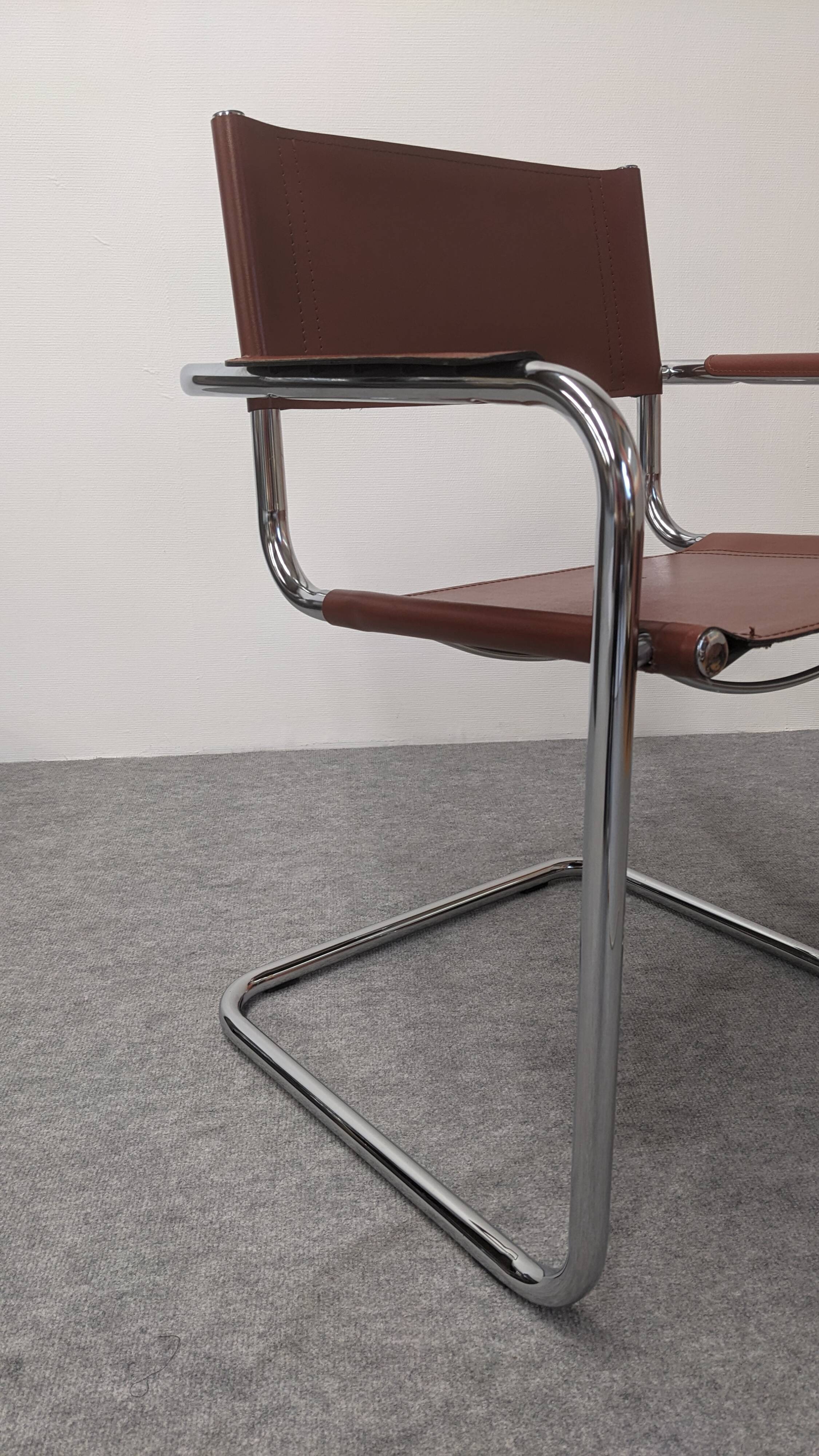 Série de 8 fauteuils cantilever modèle MG5 Made in Italy